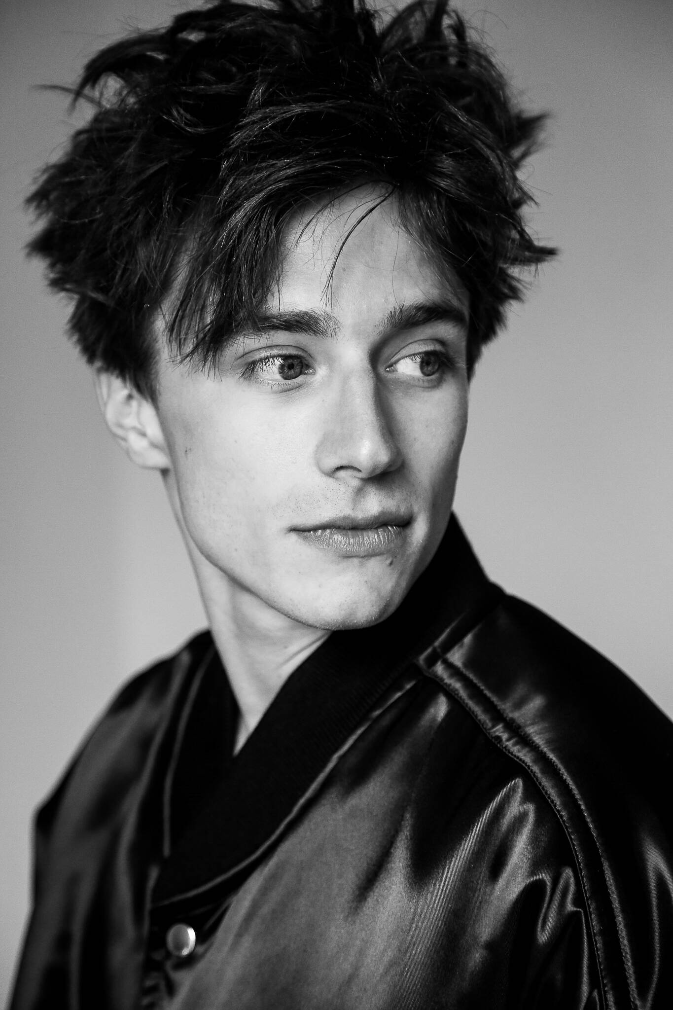 L'auteur prometteur Axel Auriant dédicace son premier roman "Rue de la Gaîté" à Ramatuelle