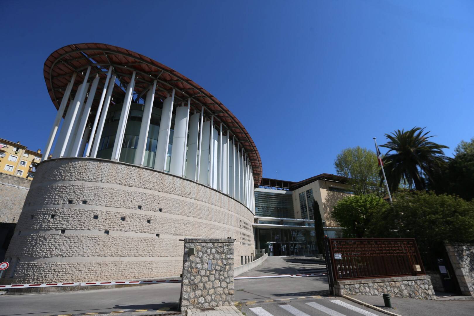 Une baby-sitter et l'enfant qu'elle surveillait menacés par des malfaiteurs lors d'un home-jacking à Cannes