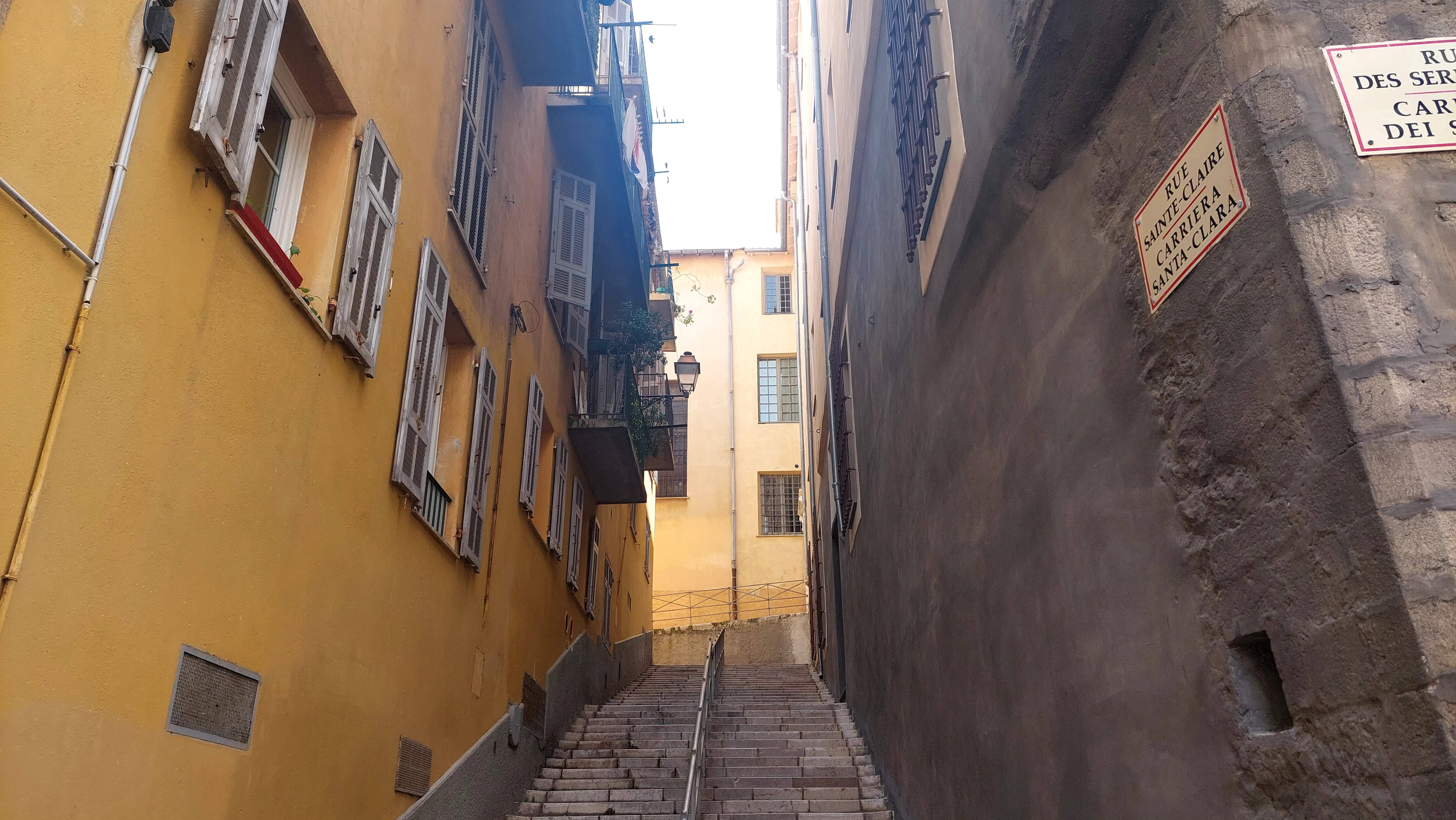 Odeurs de poubelles, barouf des livraisons, et circulations d'air bruyantes... Les riverains n'en peuvent plus des nuisances de l'hôtel du Couvent à Nice