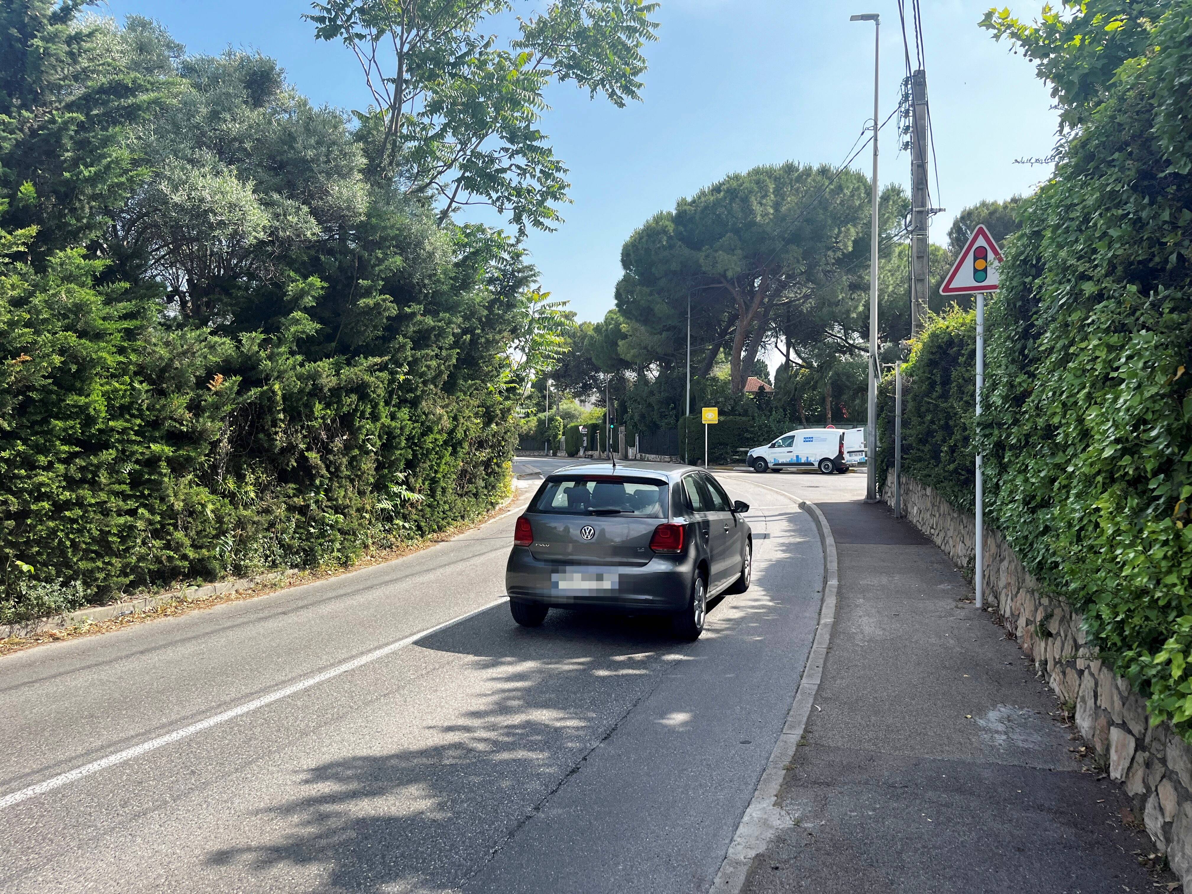 Il perd le contrôle de sa voiture et fauche mortellement une maman qui marchait sur le trottoir avec ses filles à Antibes