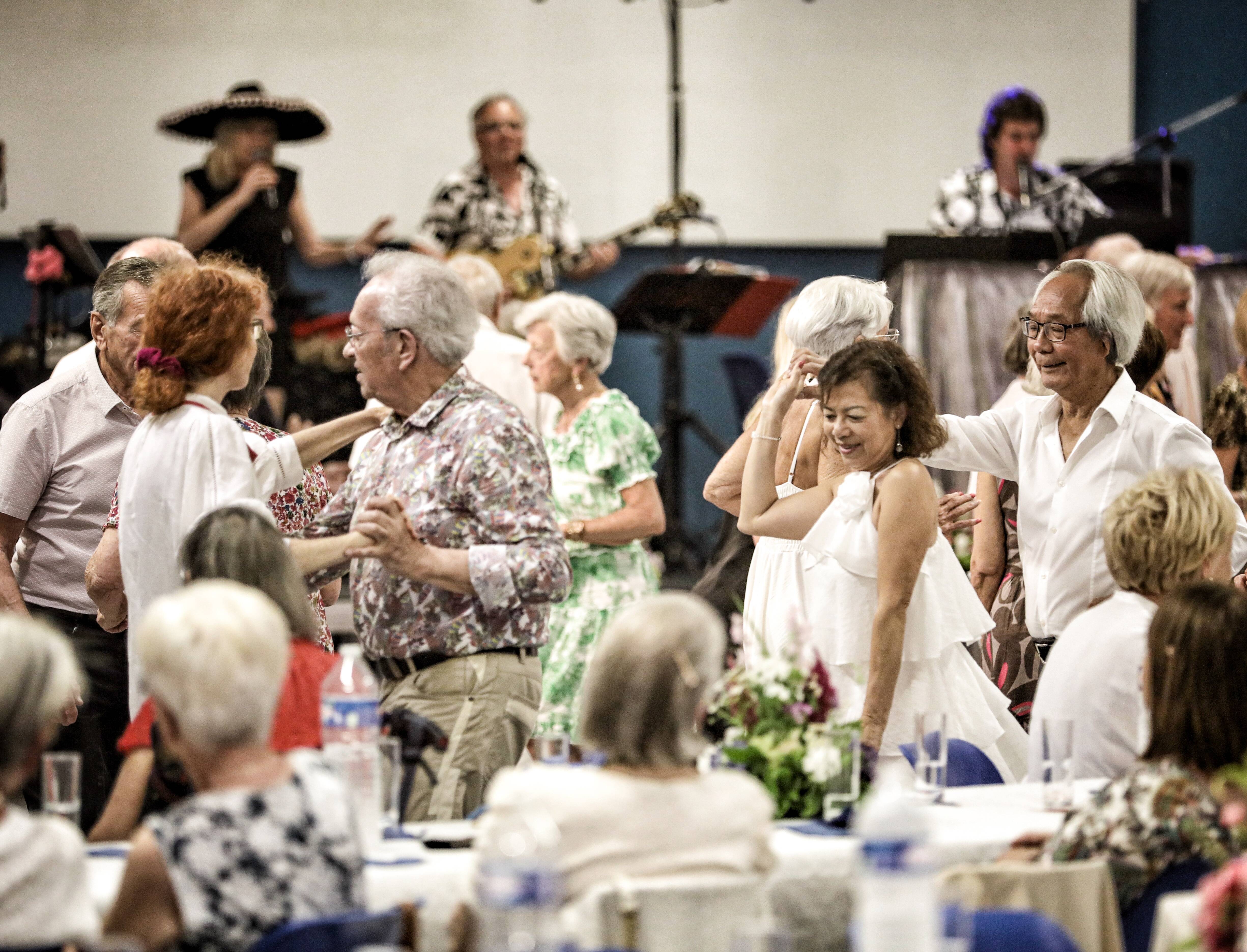 "Moi qui suis seule, ici je me sens bien": à Antibes, on rompt l'isolement des seniors avec le Grand bal du printemps