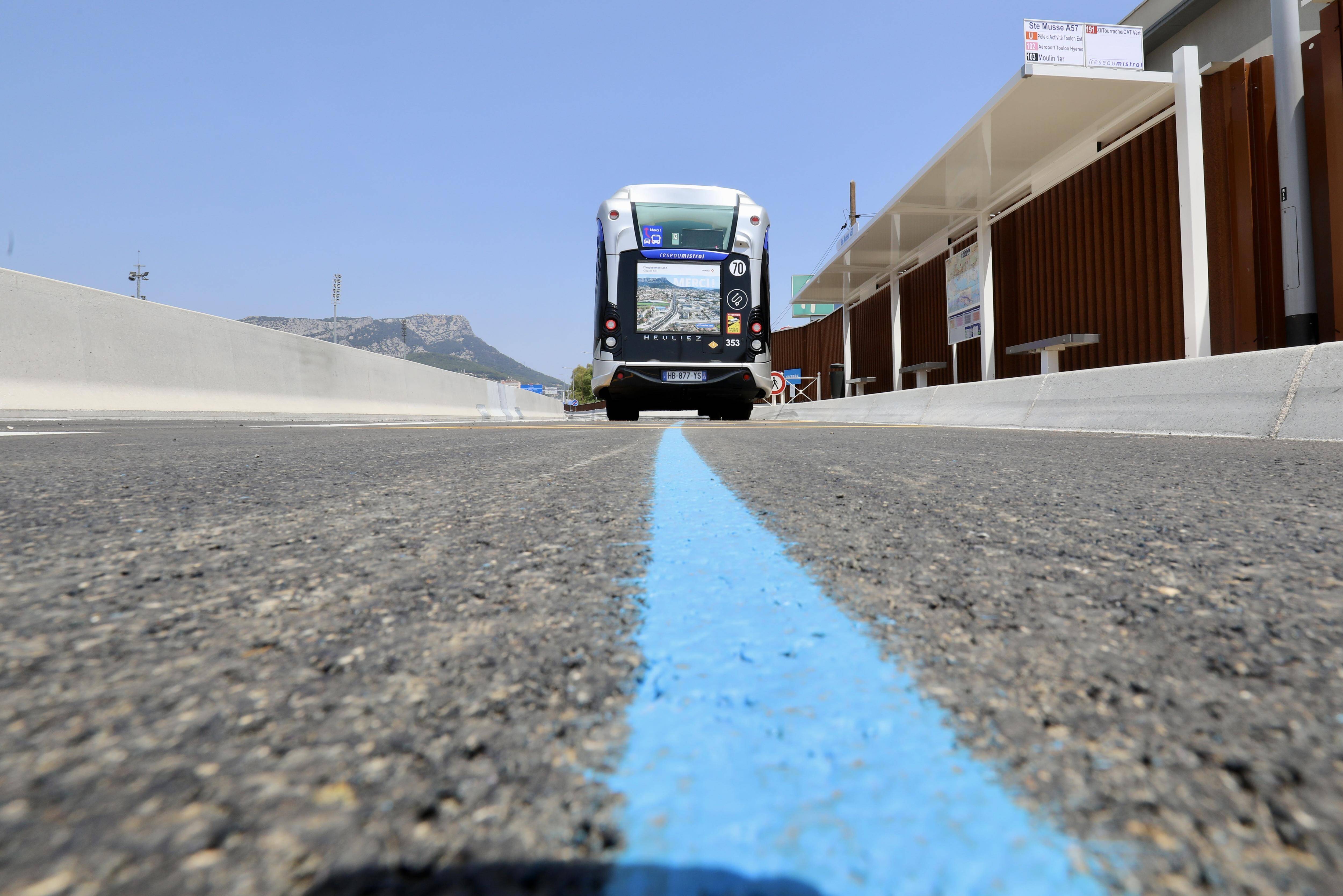 On sait à quoi servent ces mystérieuses lignes bleues au bord de l'autoroute A57, à la sortie de Toulon