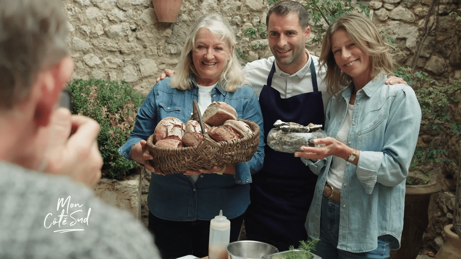 "On découvre un village, une ville ou une région d'un point de vue unique": Carole Gaessler prend les commandes de "Mon côté Sud" sur France 3