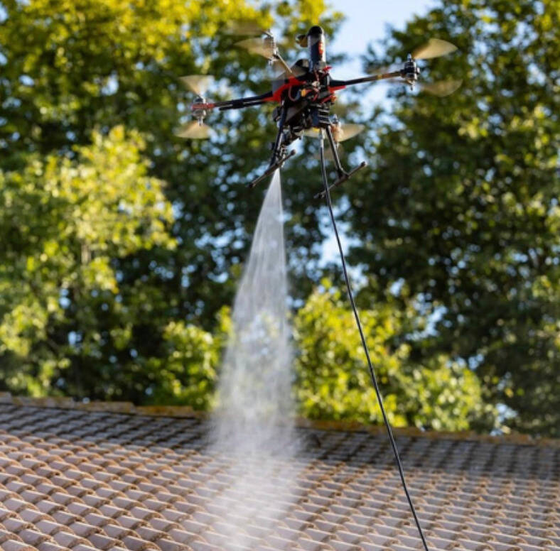 "Ce n'est pas une mode, c'est une évolution naturelle du métier": cette jeune société de Cannes nettoie les façades avec ses drones