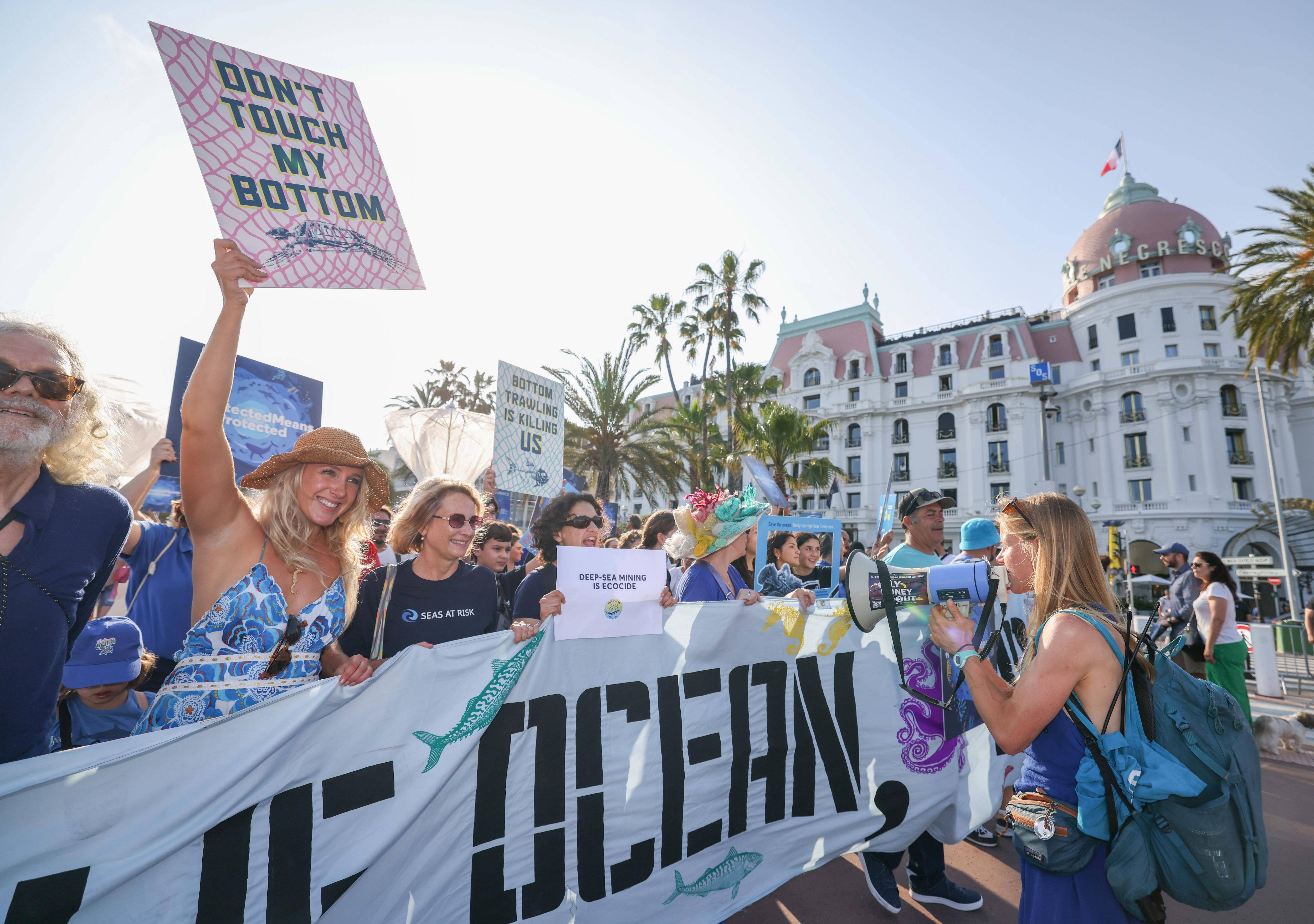 Une marche bleue réunit près de 1.000 manifestants à Nice, à l'avant-veille du sommet onusien de l'Océan