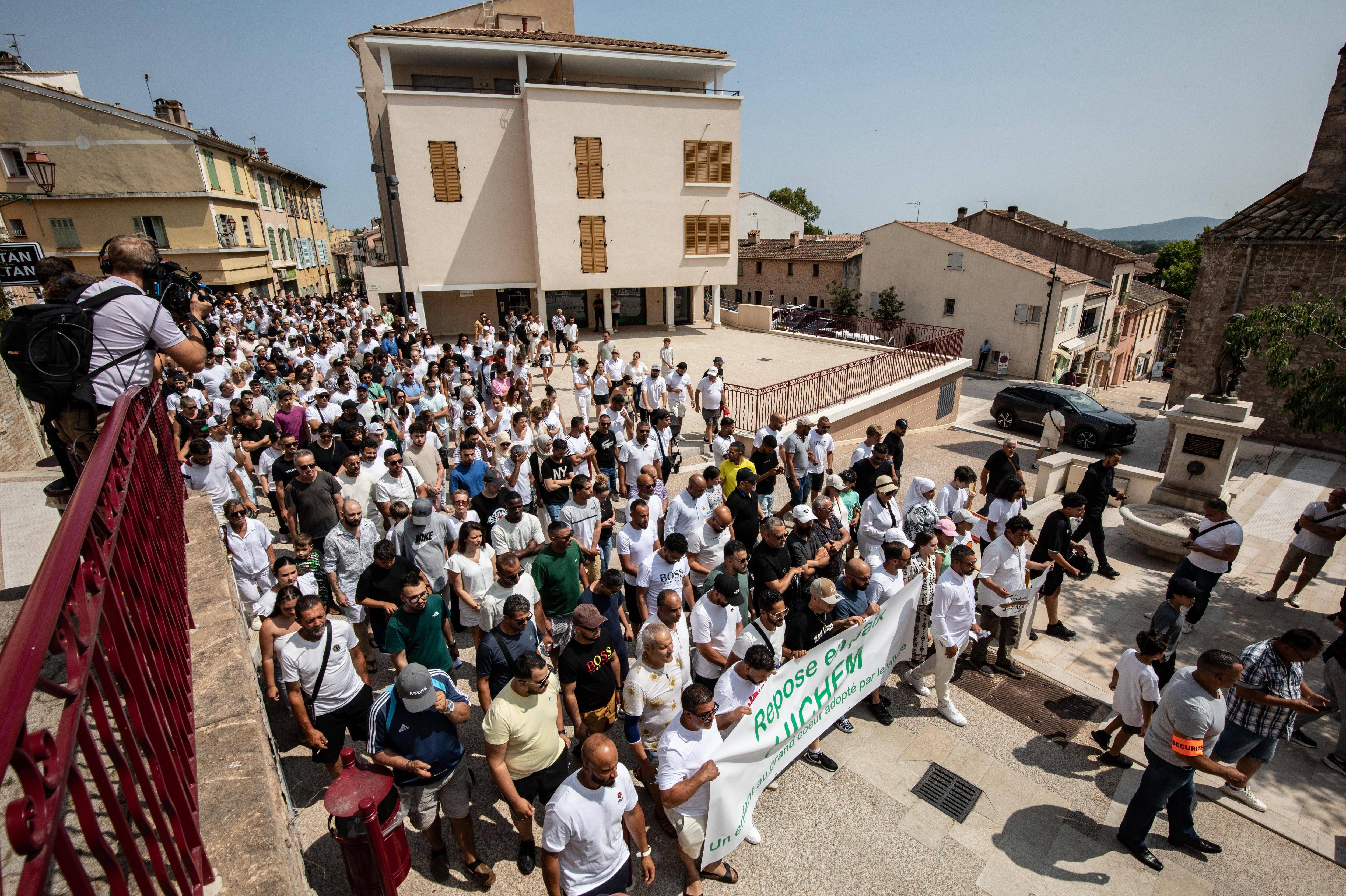 "On subit le racisme au quotidien": une grande foule pour la marche blanche à Puget-sur-Argens où s'est produit le crime d'Hichem Miraoui