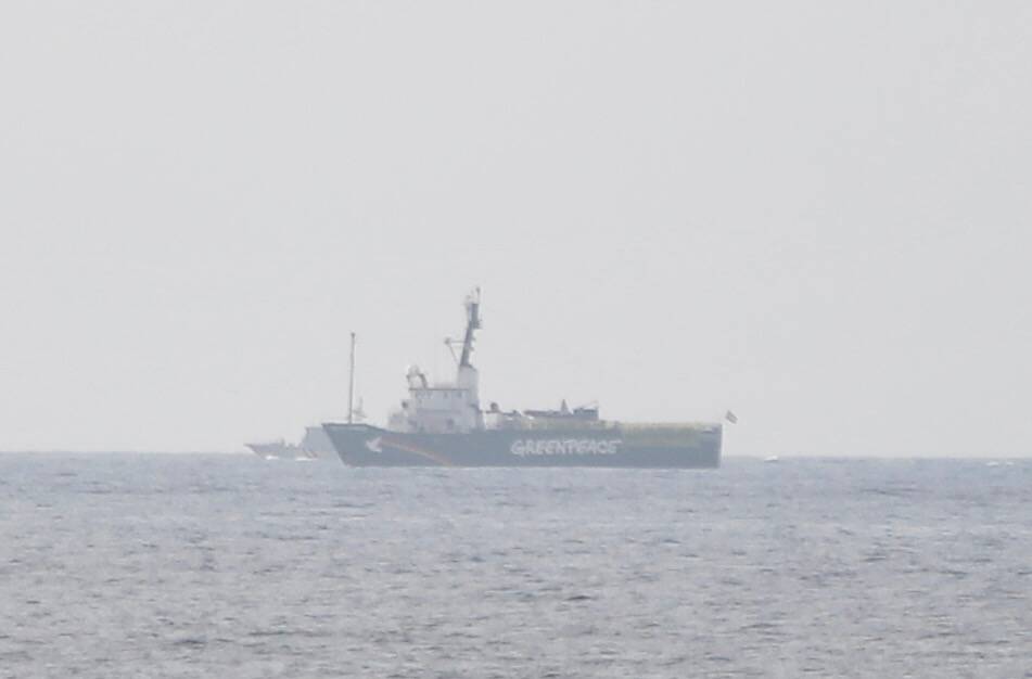 Le bateau de Greenpeace (et son escorte militaire) désormais visible depuis les côtes niçoises