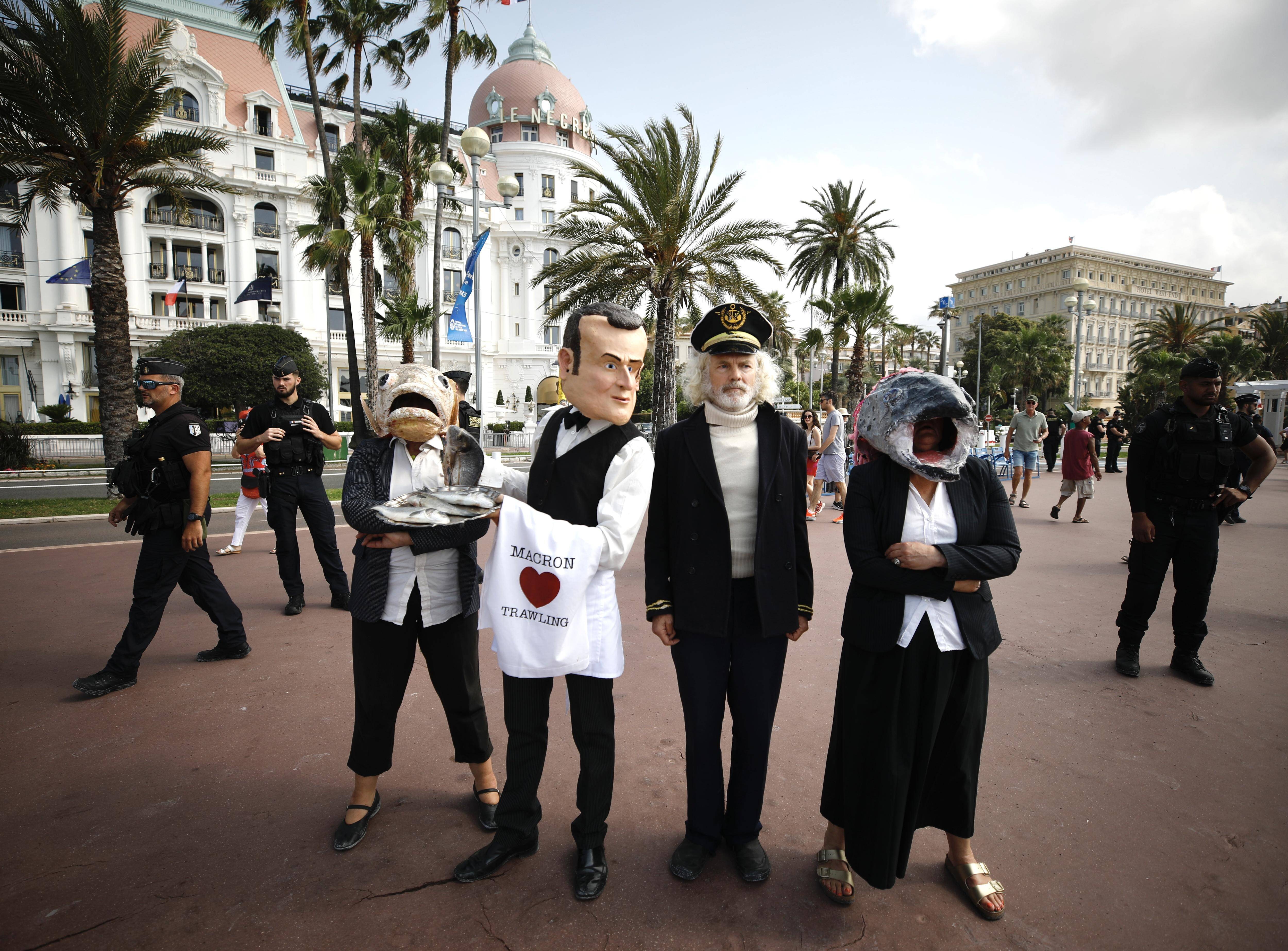 Un faux Macron sert des poissons pourris à Nice: la saynète de militants devant le Negresco pour dénoncer la pêche au chalut au 1er jour du sommet de l'Océan