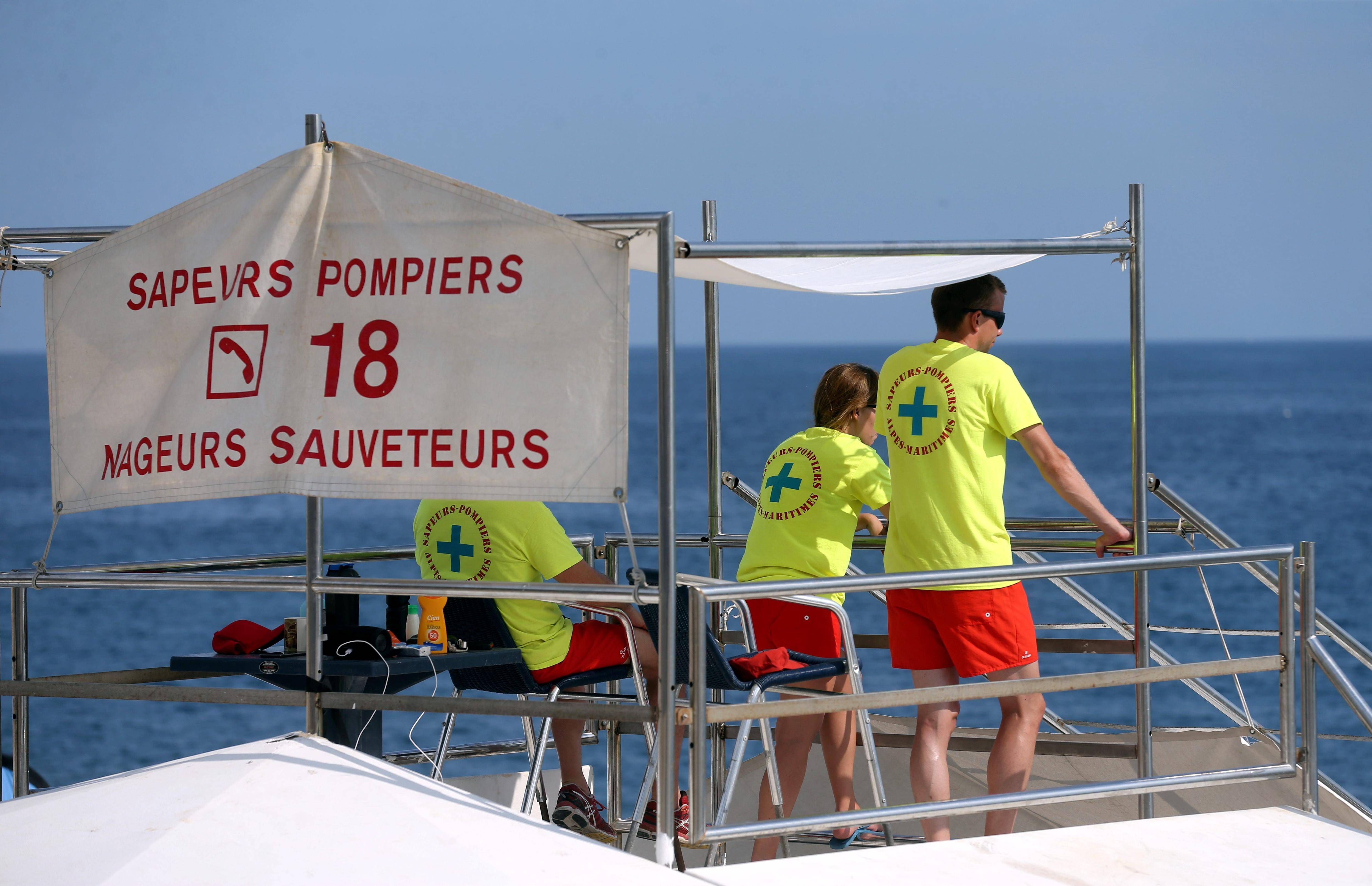 Une femme se noie en mer et se fait secourir par des personnes sur la plage