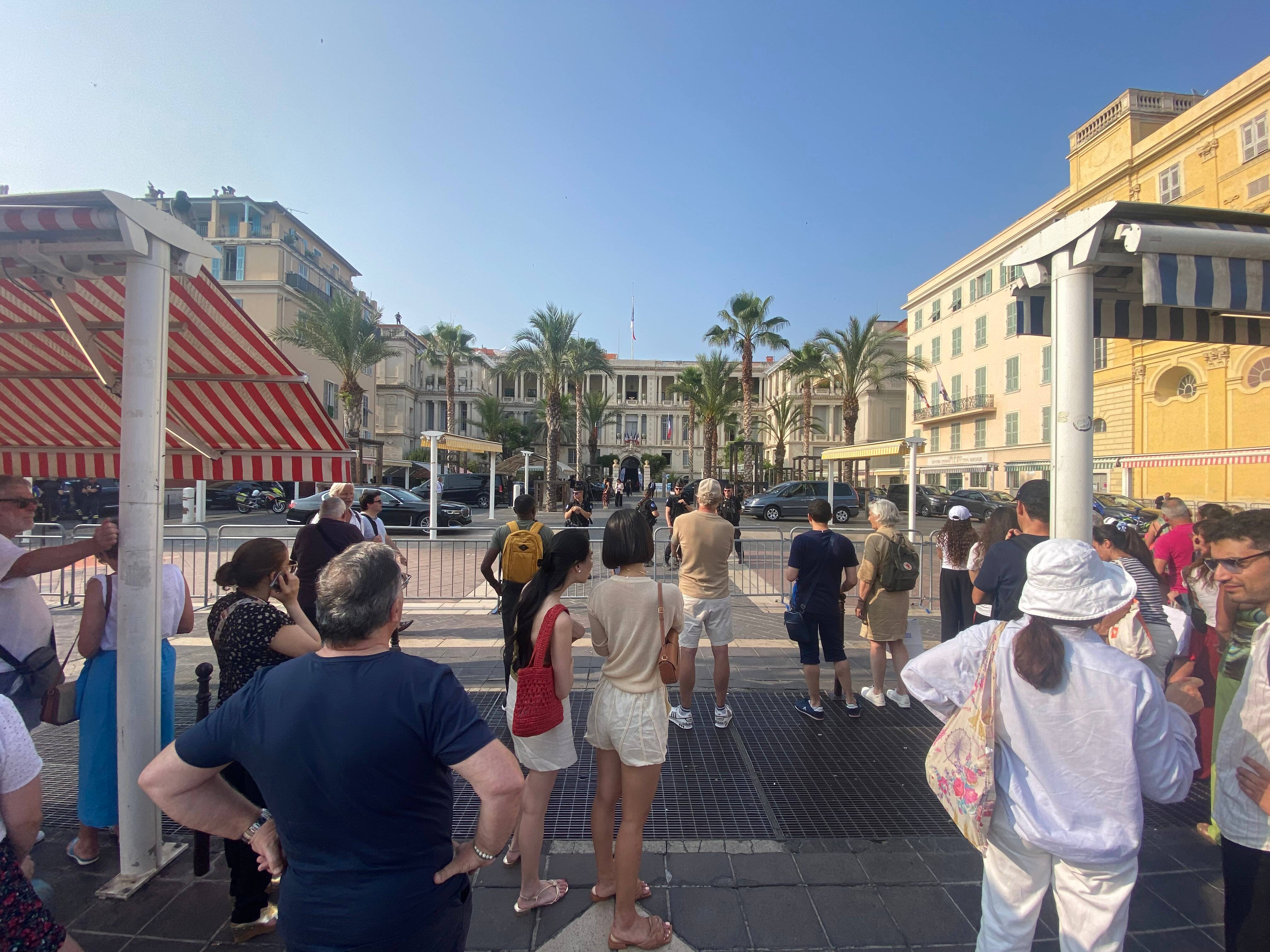 "Oh Manu, tu descends?": au Palais des rois Sardes à Nice, les "spotters" présidentiels espèrent apercevoir le président de la République