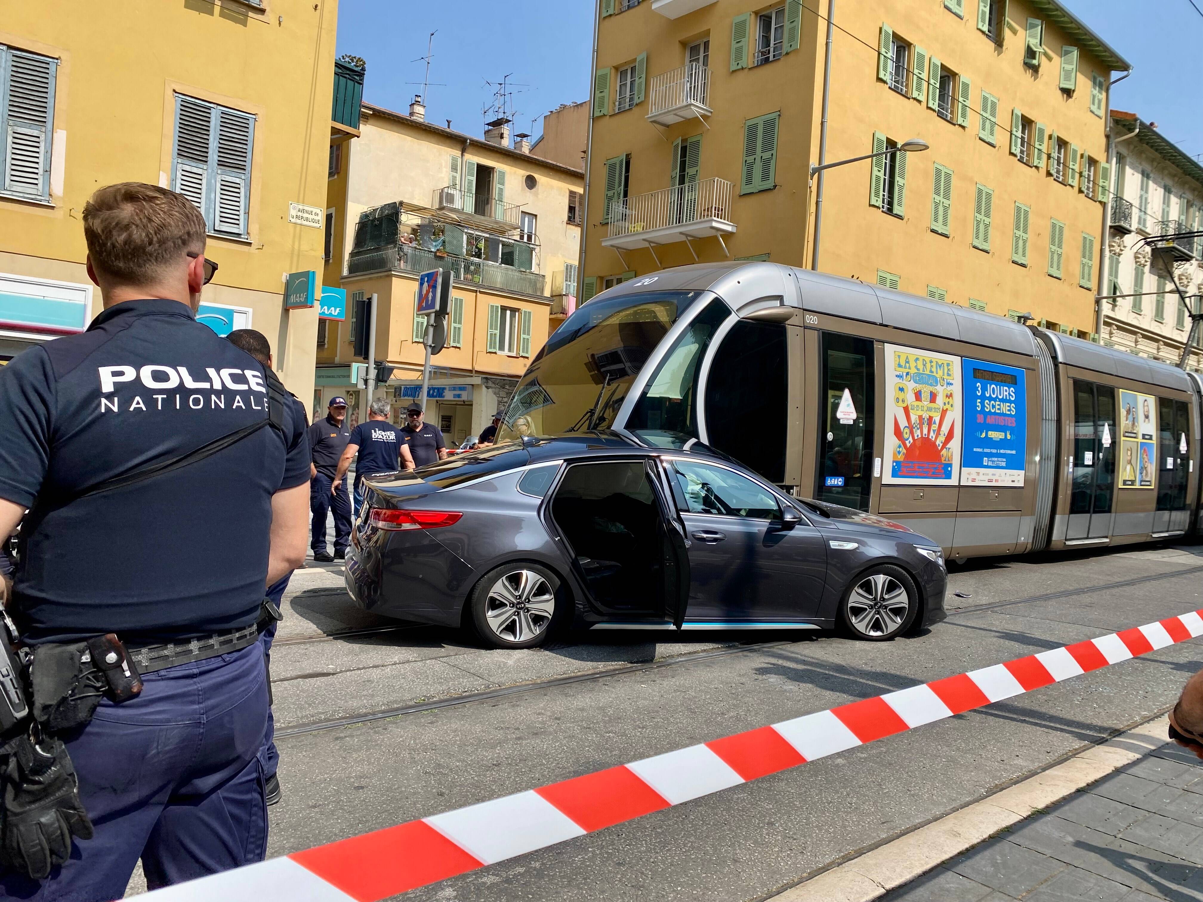 Un chauffeur VTC qui travaillait pour le sommet de l'Océan percute le tramway à côté du palais des expositions à Nice