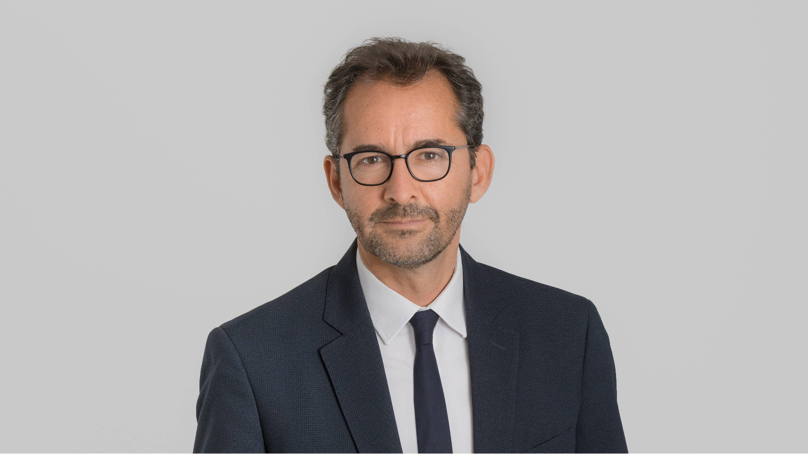 "Les Frères musulmans sont en déclin en France": Hakim El Karoui pointe la "communication catastrophiste" de Bruno Retailleau