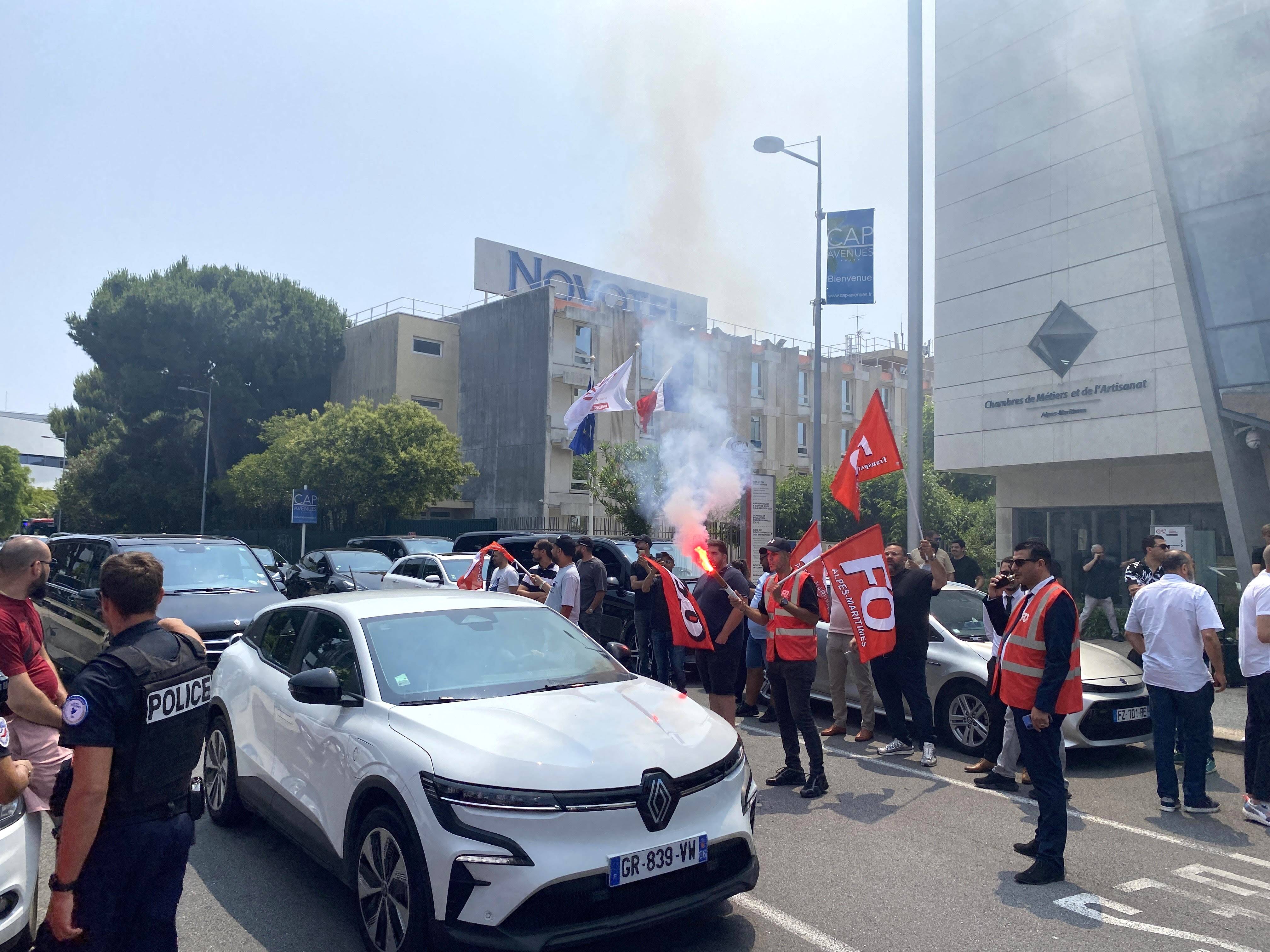 "Aujourd'hui, c'est de l'esclavage, et y'a que les plateformes qui se gavent": les chauffeurs VTC veulent être moins nombreux