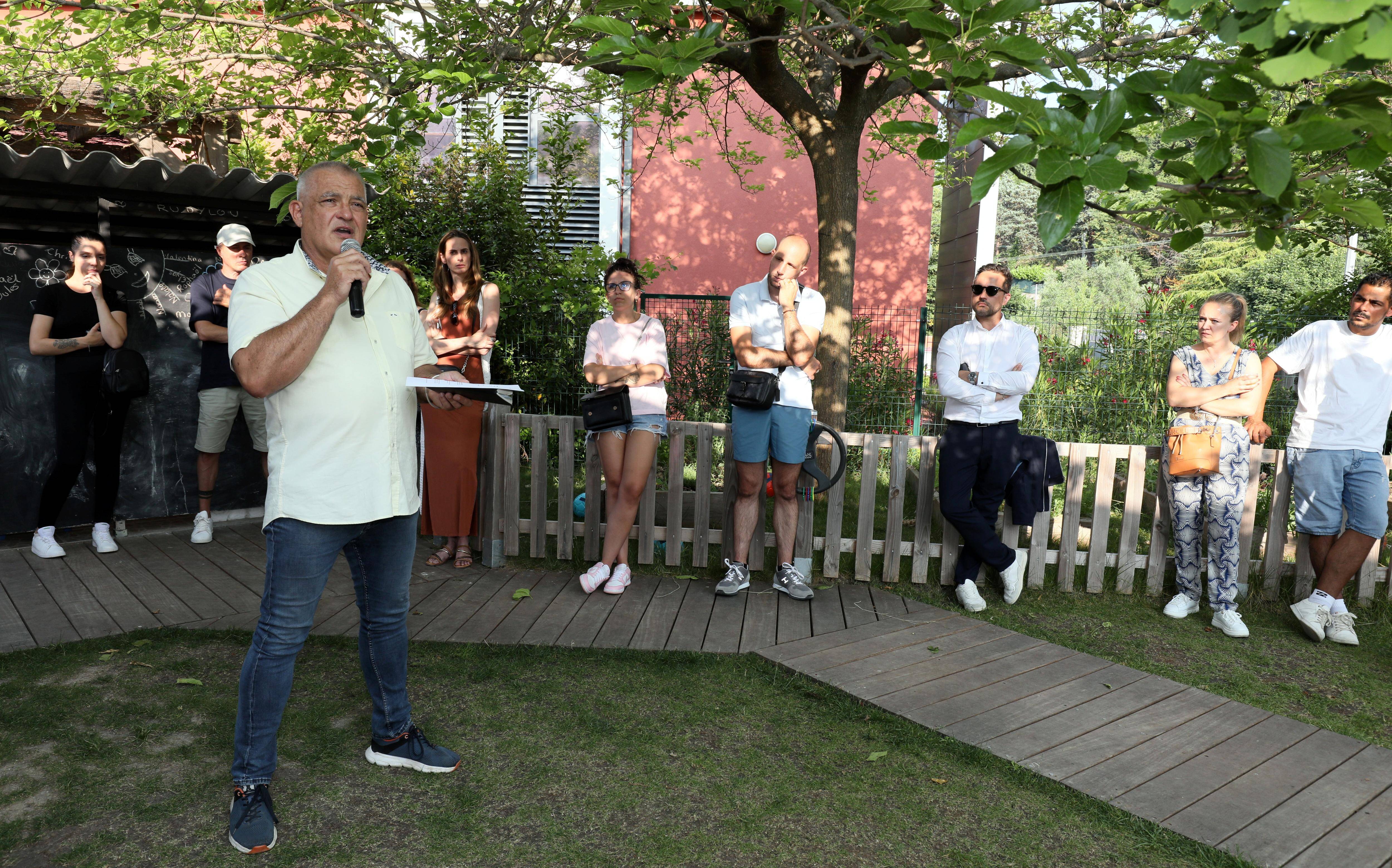 Après des tirs sur une crèche, le maire de Châteauneuf-Grasse songe à la déplacer si la situation ne s'améliore pas