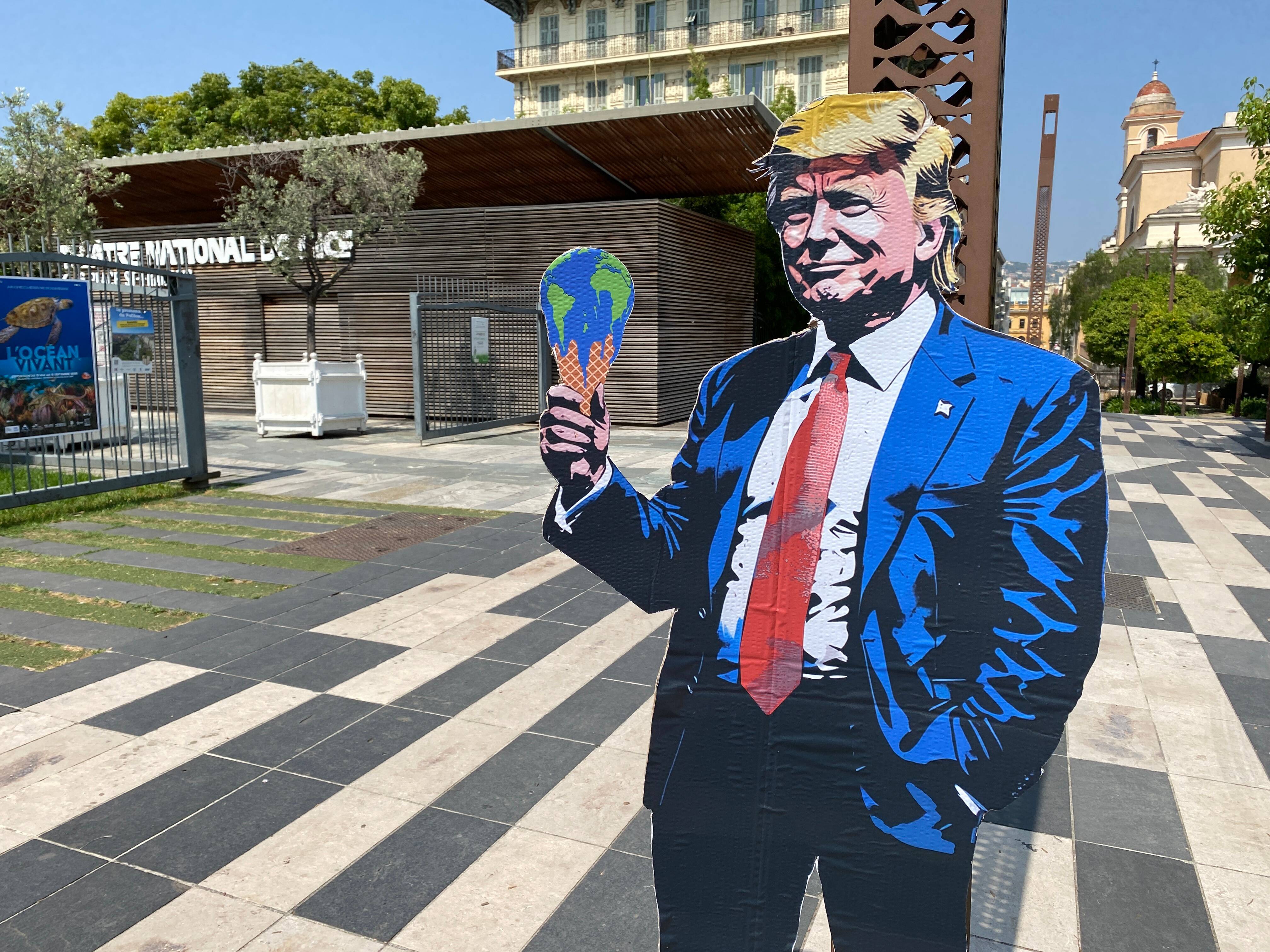Sommet de l'Océan: mais d'où sortent ces Donald Trump grandeur nature qui ont "fleuri" dans la matinée à Nice?