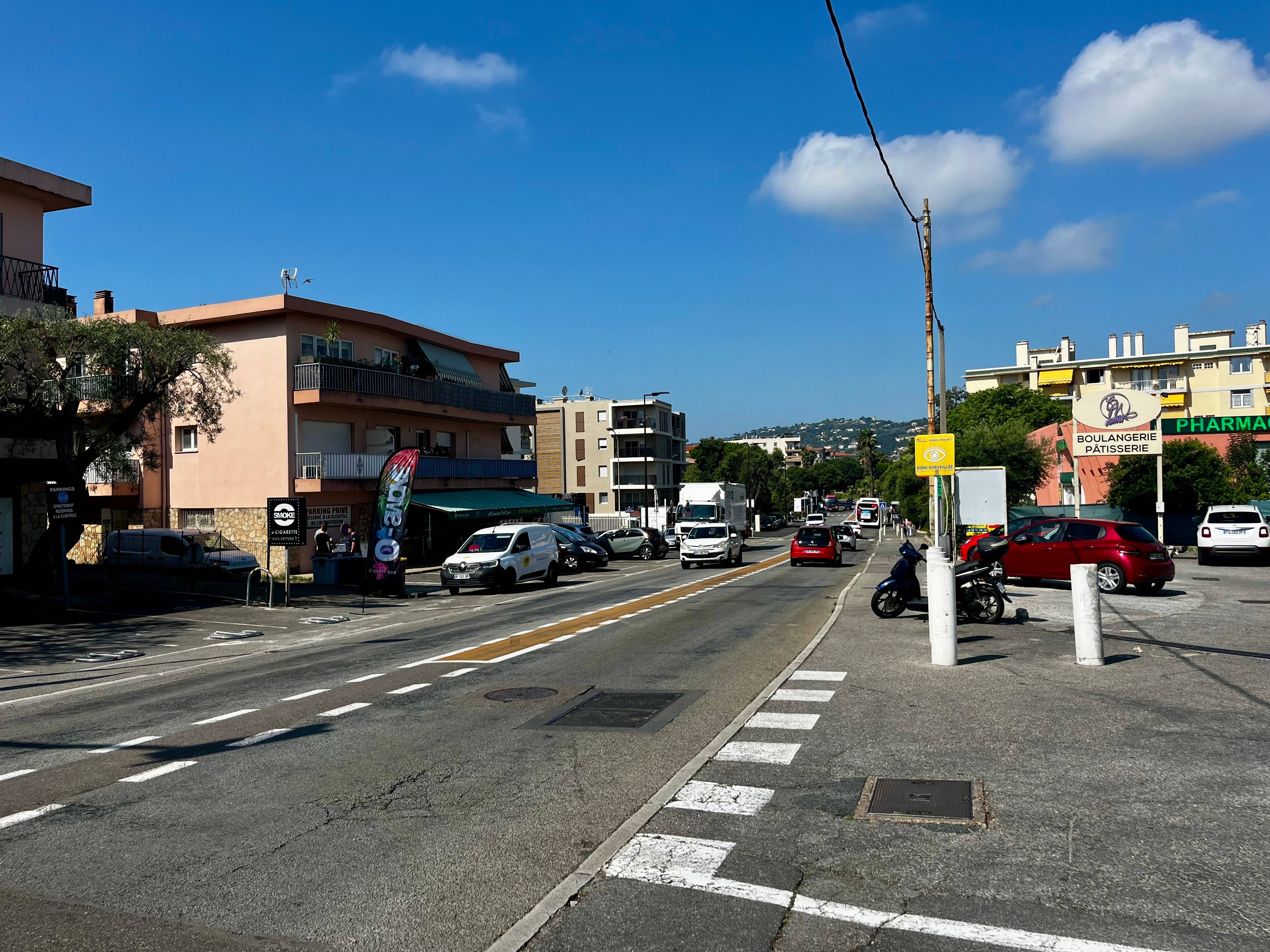 "Je vous jure, les motos passent à 100, 120, 150 km/h": à Antibes, ça roule trop vite sur l'avenue de Cannes?