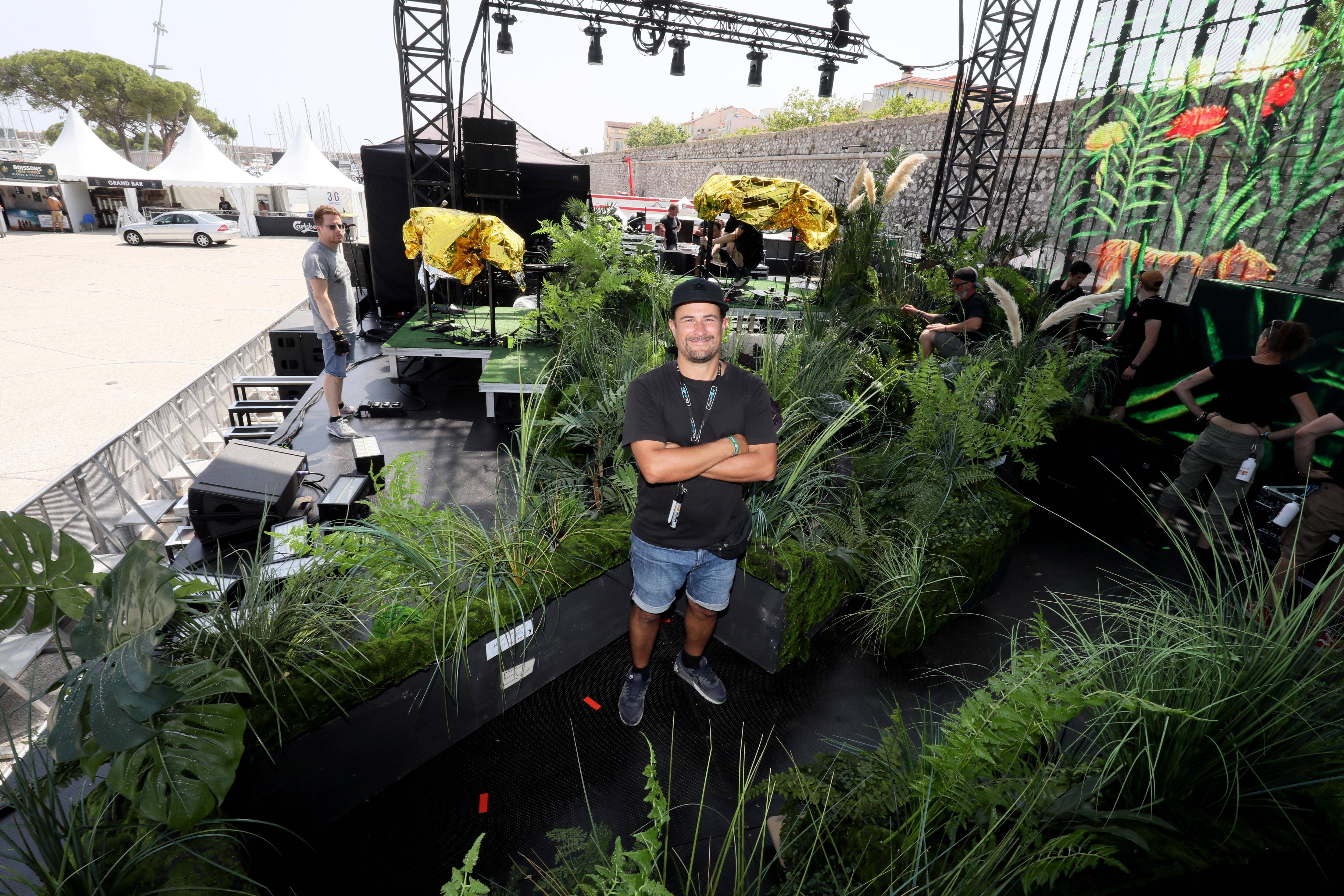 "Ce ne sont pas toujours que des paillettes", on s'est glissé dans les coulisses du festival de musique des Nuits Carrées à Antibes
