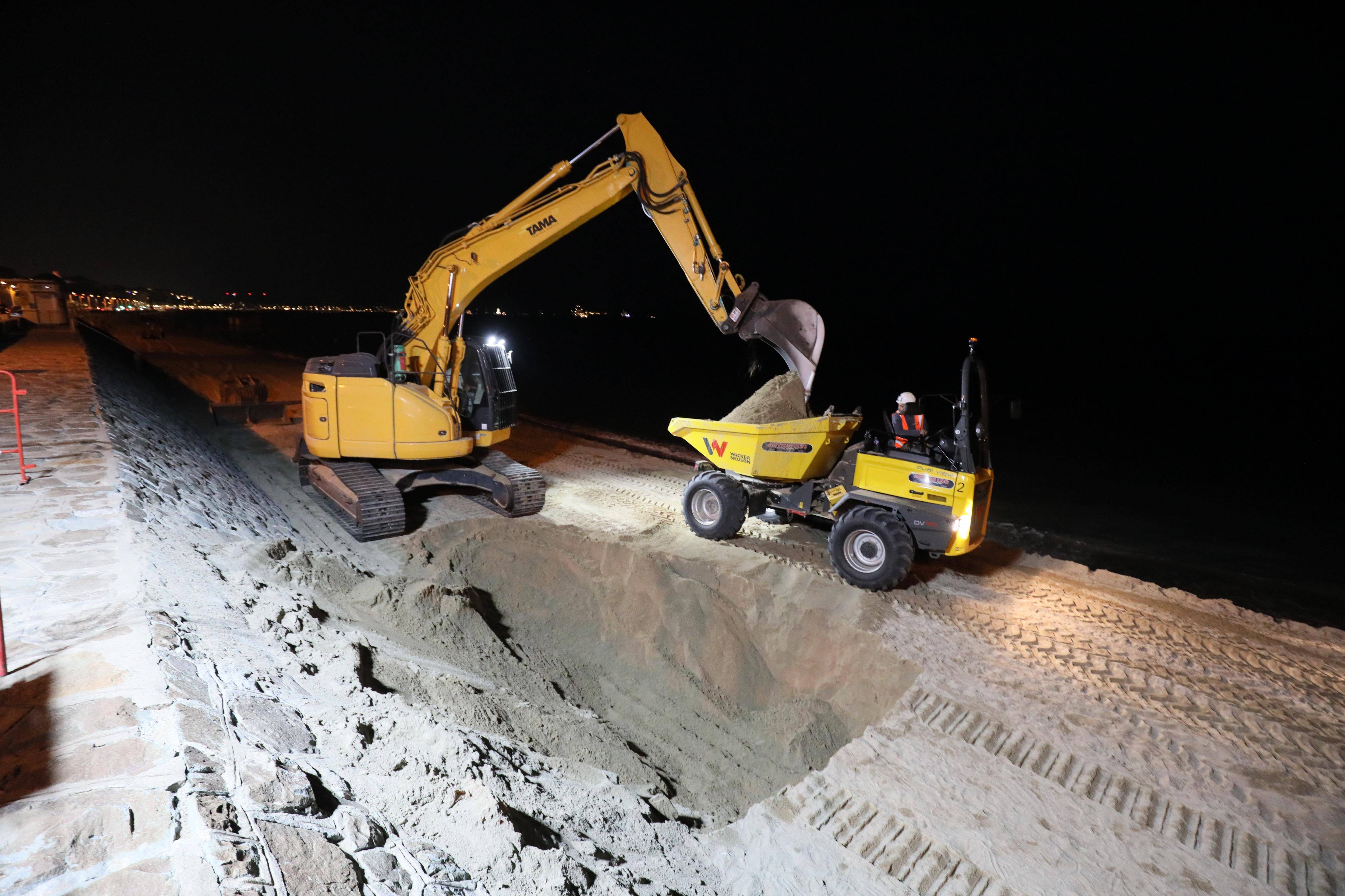 A Cannes, la longue procession des camions-bennes, de nuit, pour réensabler les plages avant l'été