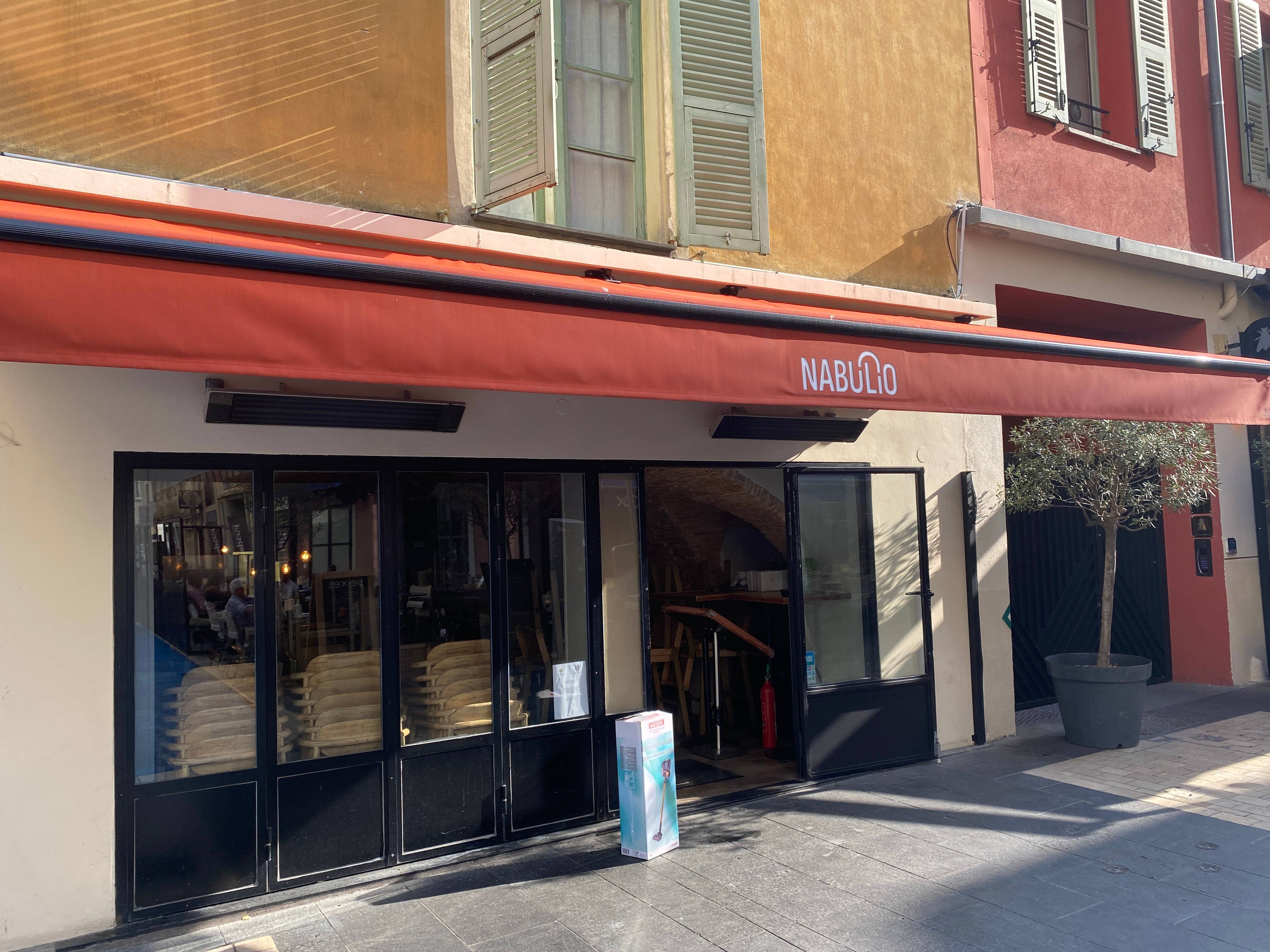 Pour quelles raisons ce bar bien connu de la rue Bonaparte à Nice est-il fermé?