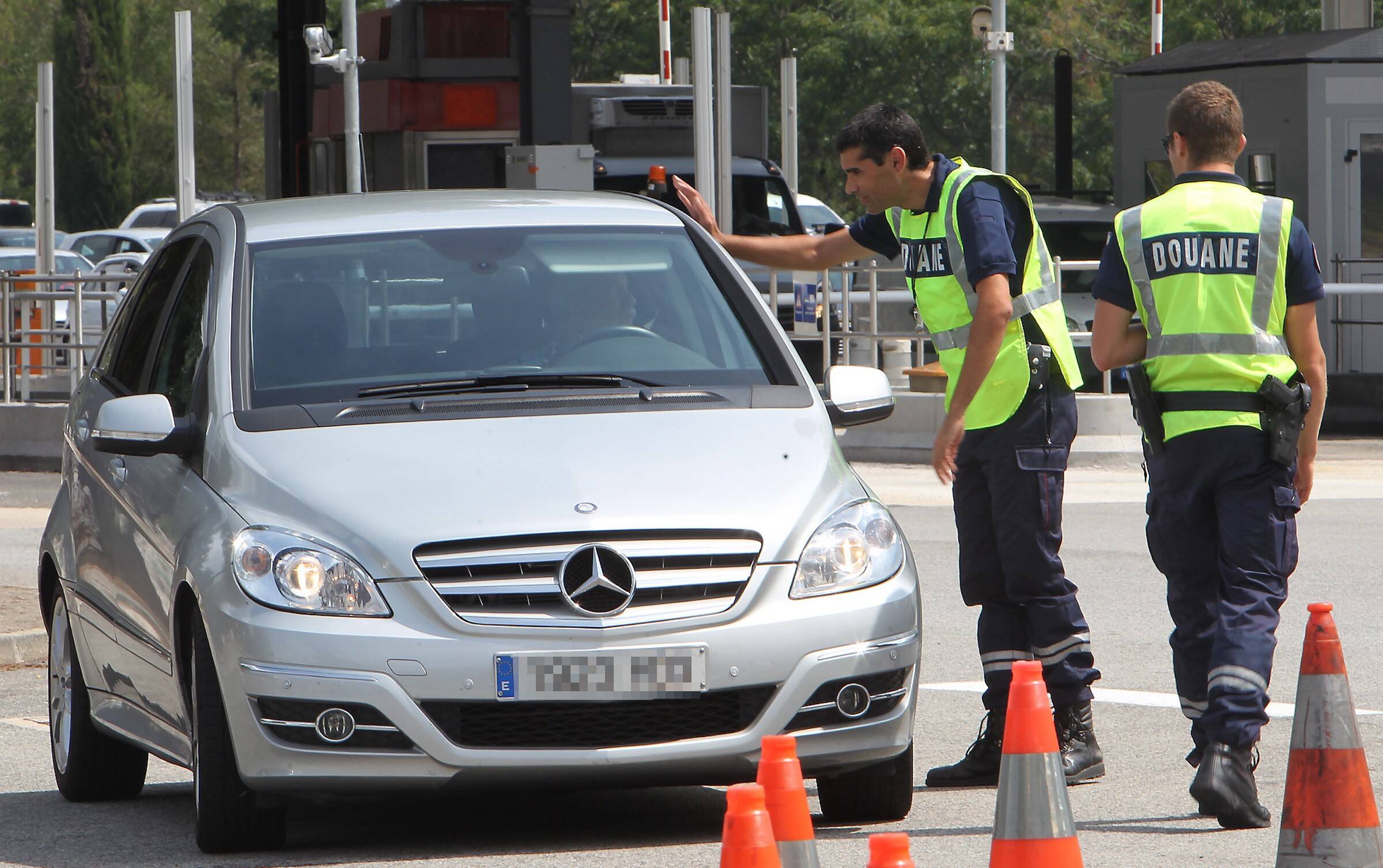 Plus de 17.000 paquets de cigarettes ont été saisis dans leur véhicule au péage du Capitou à Fréjus, un couple condamné