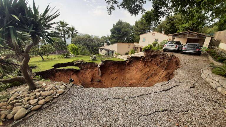"J'ai juste eu le temps de quitter la maison": un terrain s'effondre au Tignet, plusieurs habitations évacuées