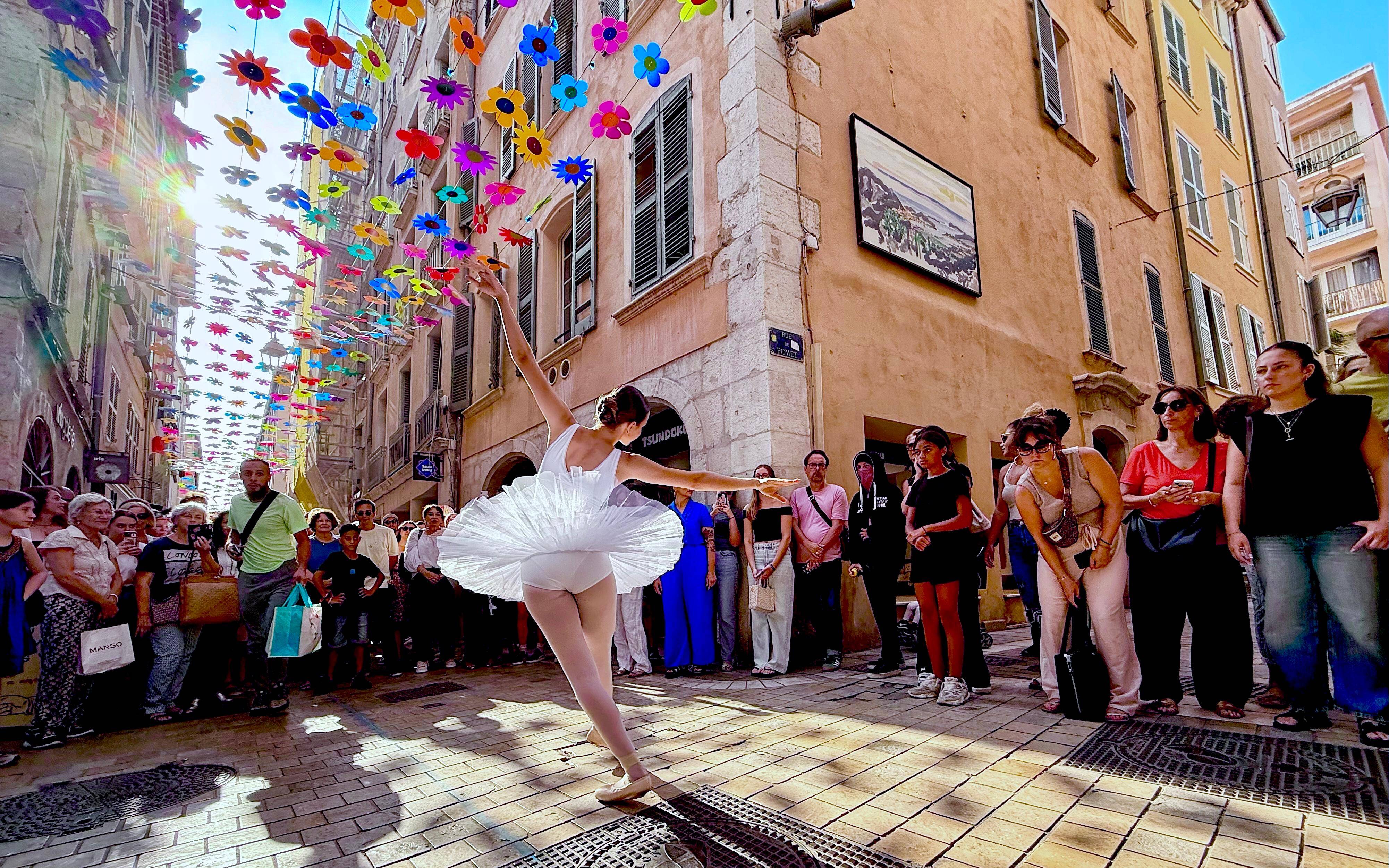 A Toulon, une ligne bleue pour parcourir les commerces de la ville à la découverte du street-art