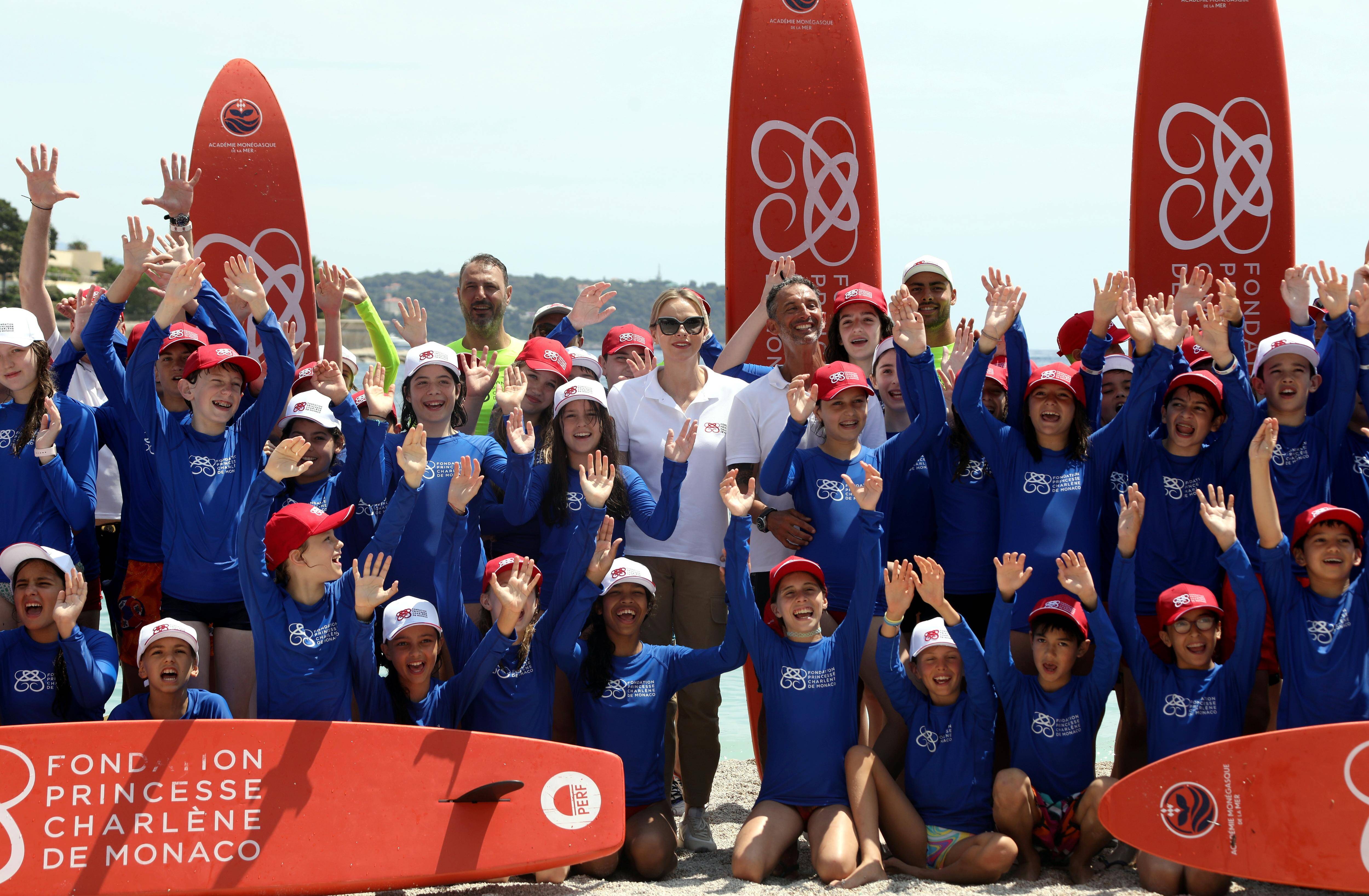 A Monaco, la princesse Charlène milite auprès des enfants pour la sécurité aquatique avec des stars du sport