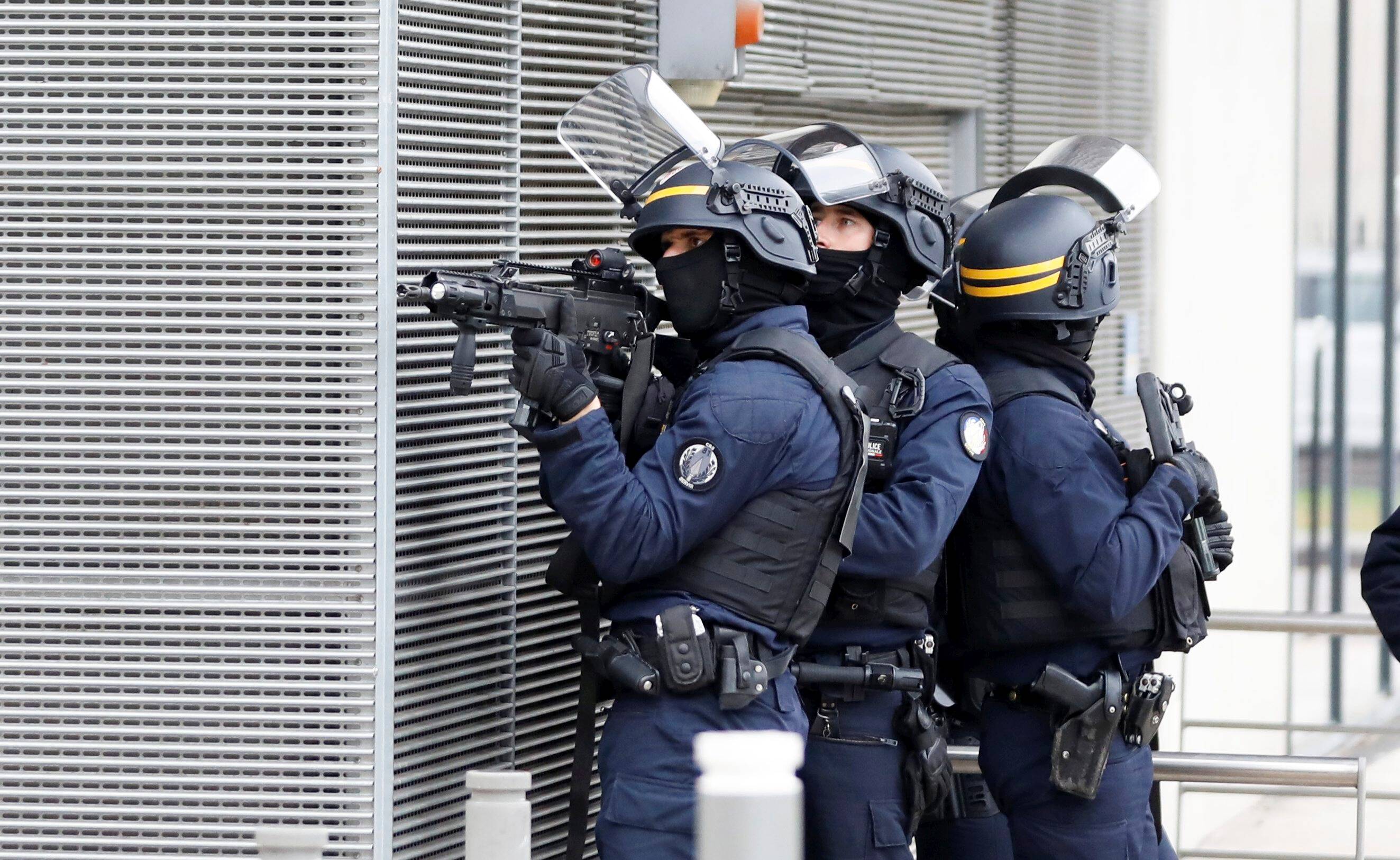 Une centaine de policiers, le RAID et la CRS 81 en renfort, des armes et du cash saisis... Ce que l'on sait sur le vaste coup de filet anti-stups mené à Nice et dans sa région