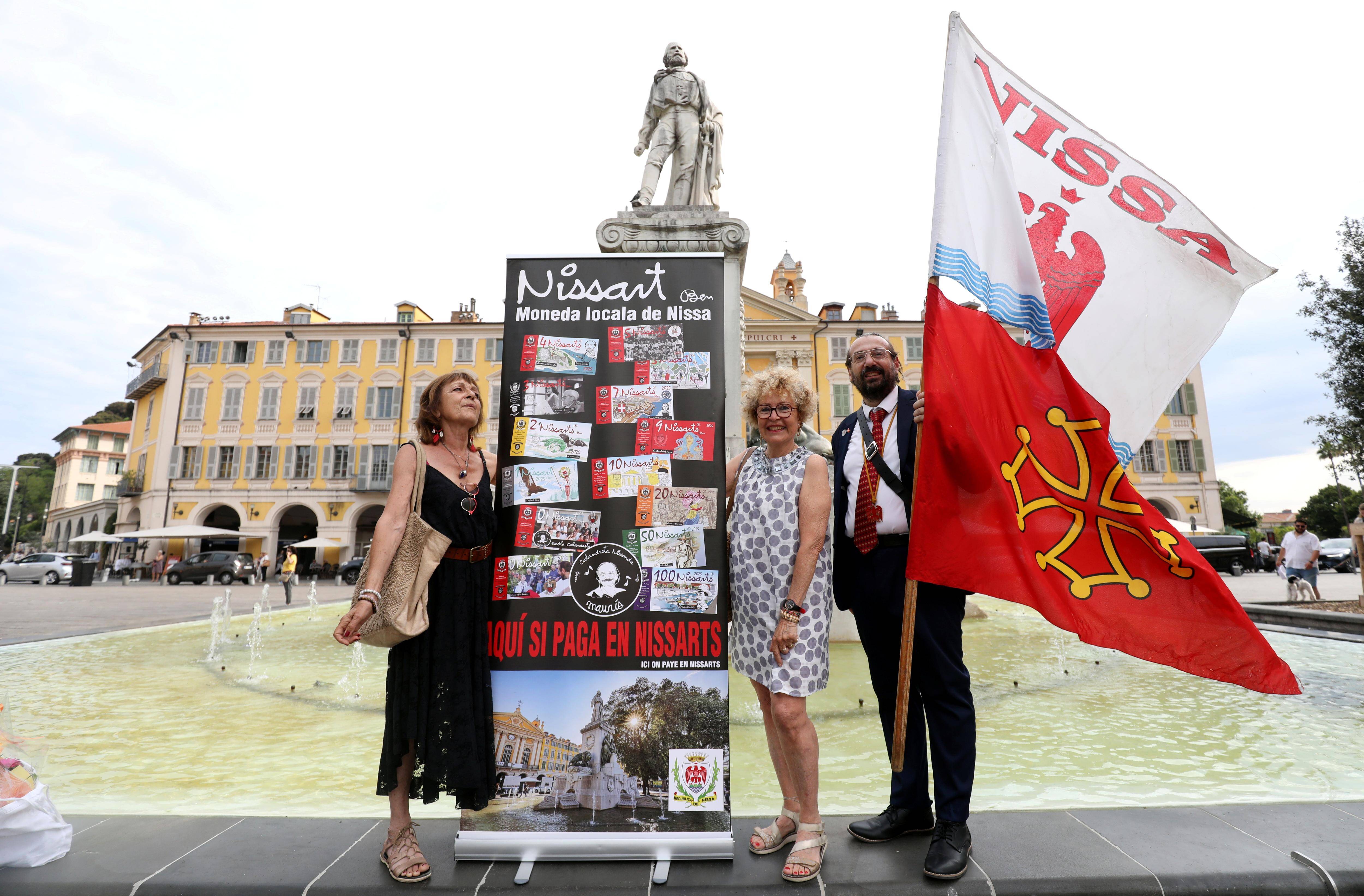 Ils ont rendu hommage à l'artiste Ben, un an après son décès, devant la statue de Garibaldi à Nice