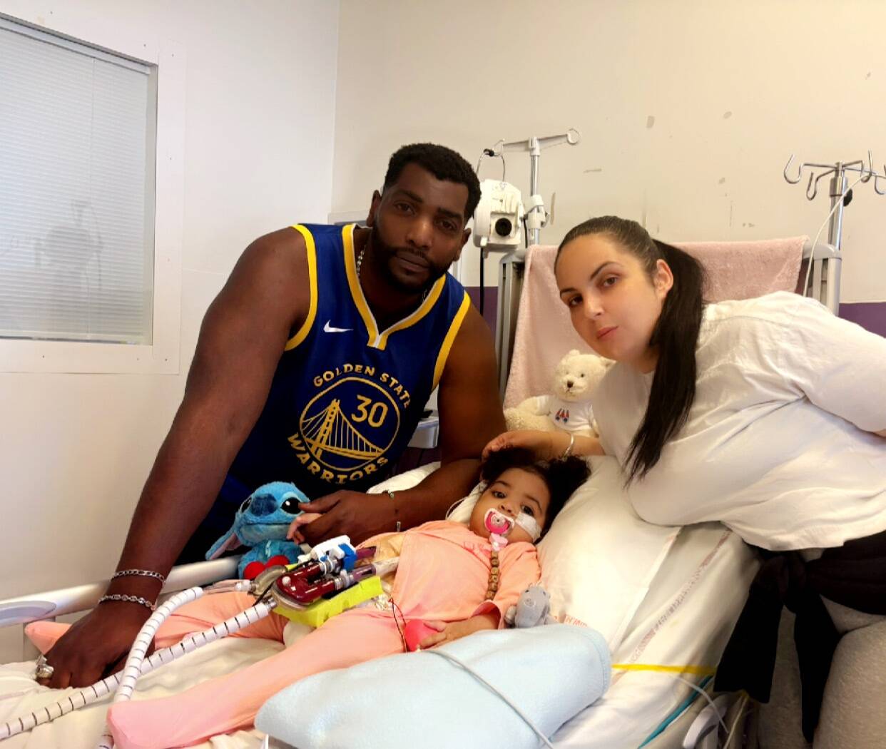 "On est en attente d'un coeur compatible": branchée à une machine depuis un mois, Amaria, 18 mois, attend une greffe cardiaque