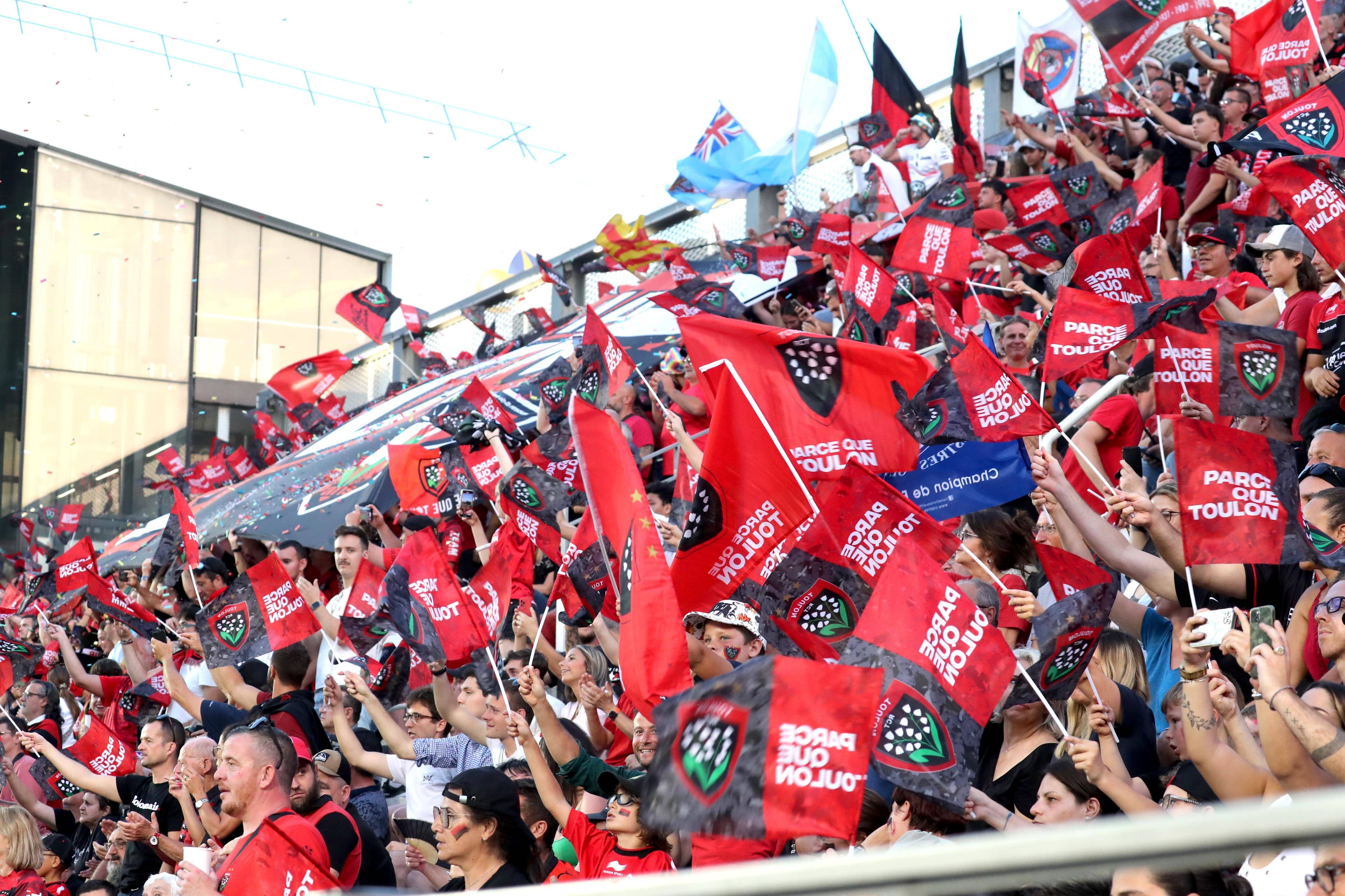 Un écran géant installé dans le centre-ville de Toulon pour la demi-finale de Top 14 du RCT