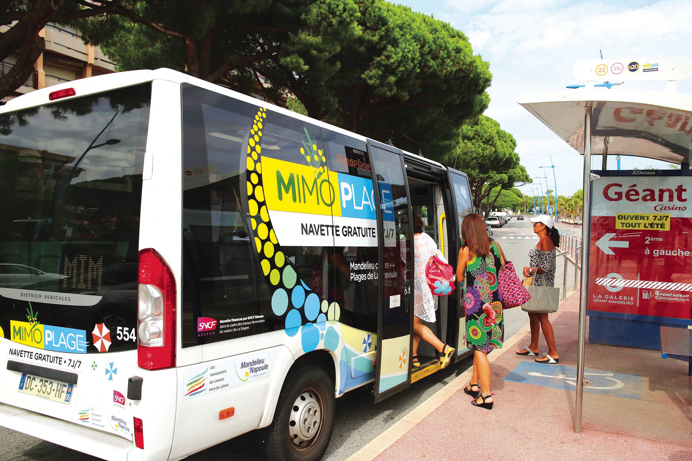 Mandelieu renforce son service de navettes gratuites cet été, voici tout ce qu'il faut savoir