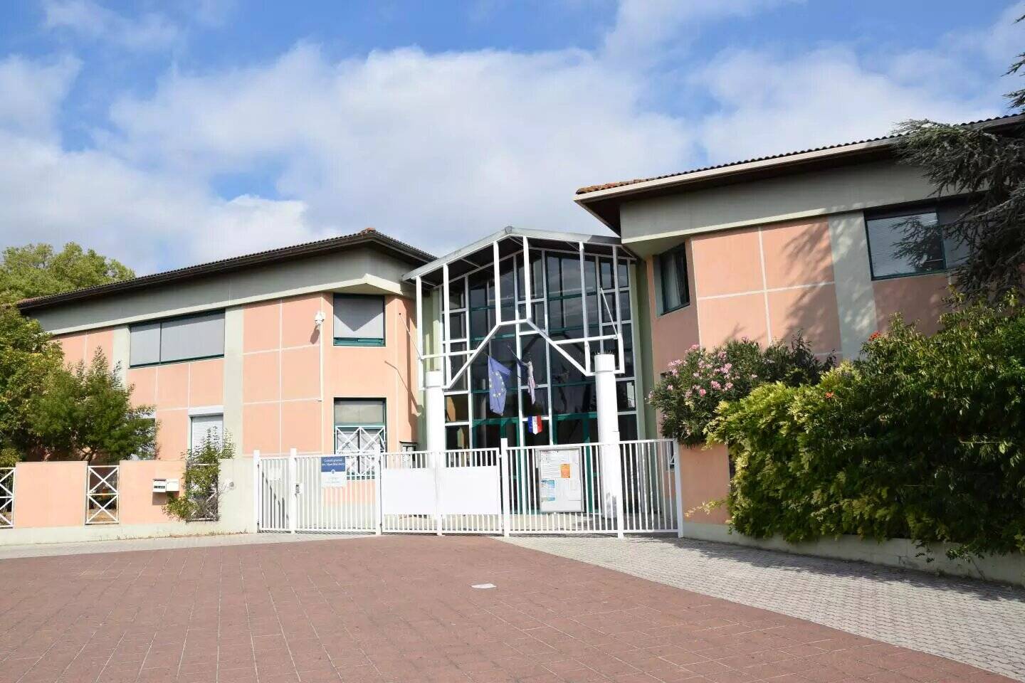 Le jeu tourne mal dans un collège de Grasse: une élève sort un couteau pendant la récréation, la police intervient