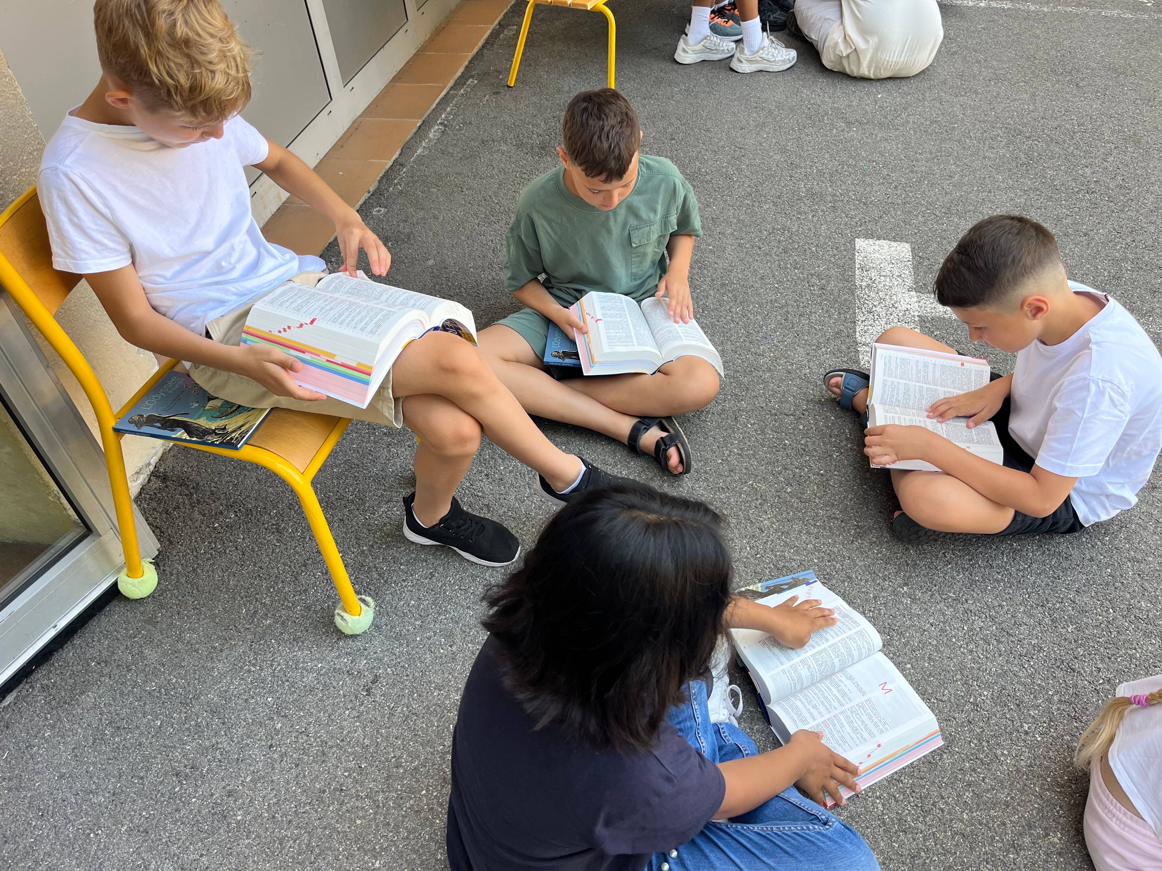 Le maire David Lisnard remet des dictionnaires aux écoliers de Cannes pour "transmettre l'amour de la langue française"