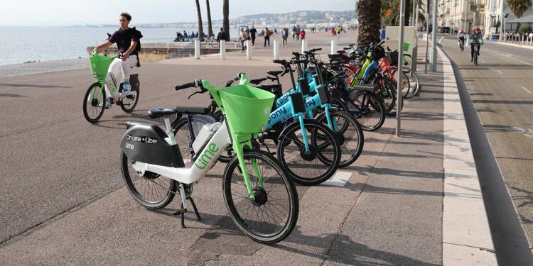 Forcés pour être utilisés gratuitement, alarmes incessantes, parking sauvage... La jungle des vélos en autopartage agace les riverains à Nice