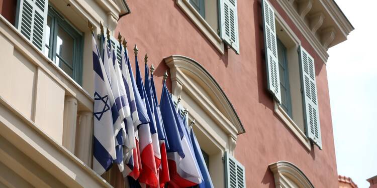 Christian Estrosi peut-il être contraint de retirer le drapeau israélien du fronton de la mairie de Nice?