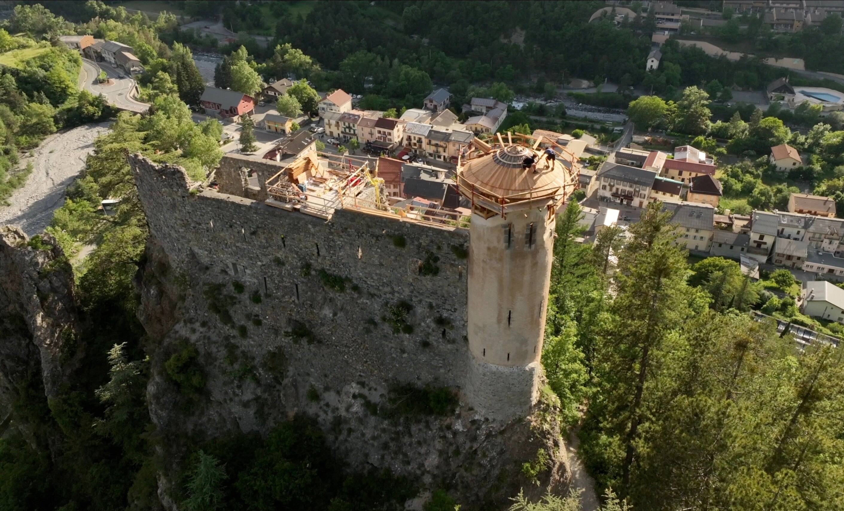 Après Notre-Dame de Paris, ces charpentiers refont la toiture du donjon d'un château du haut-pays