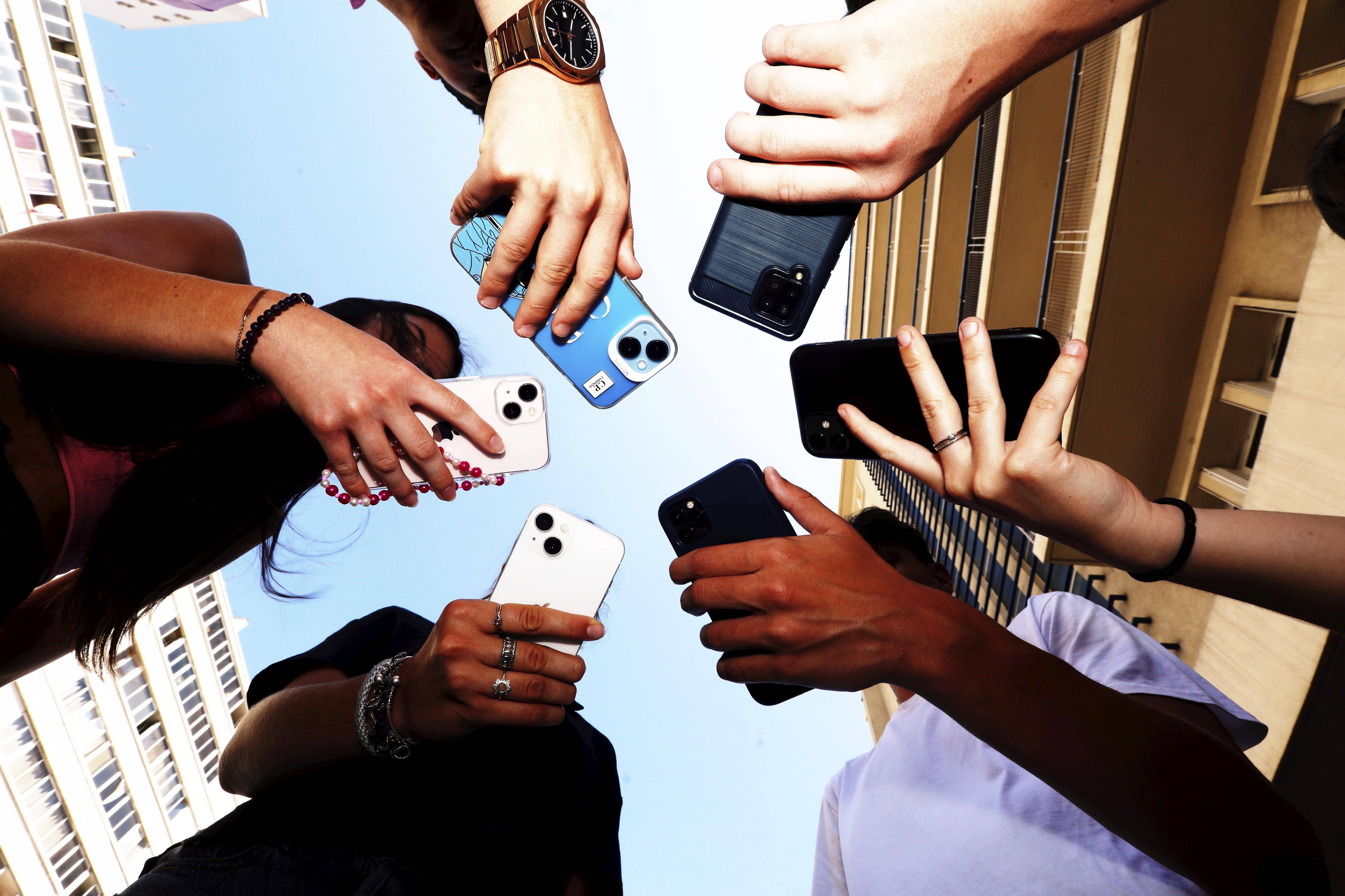 "C'est la banalisation du mal": les parents majoritairement favorables à l'interdiction des réseaux sociaux aux moins de 15 ans