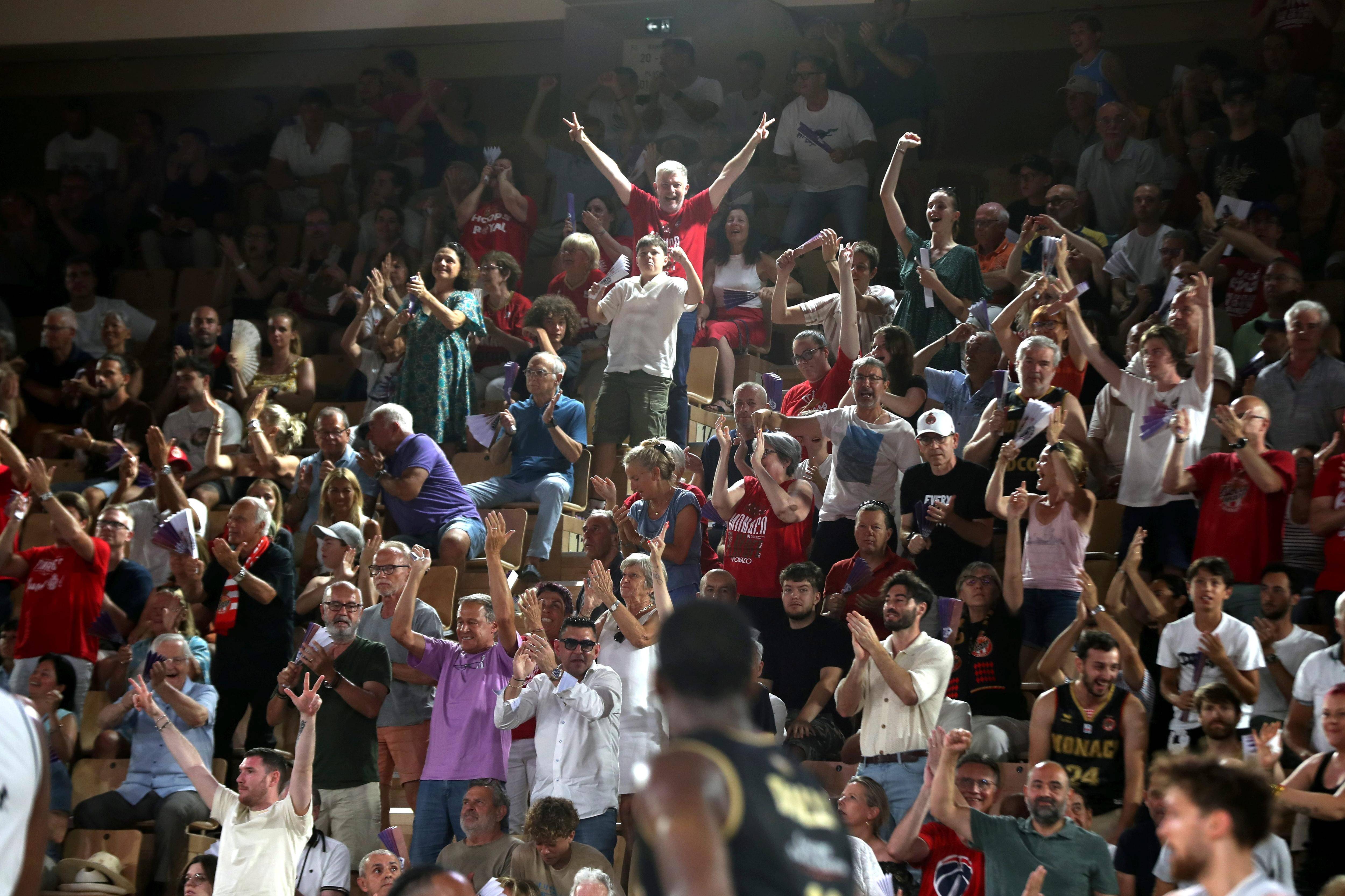 "Ils sont meilleurs lorsqu'ils sont au pied du mur": les supporters de la Roca Team pleins d'espoir avant le match 5 face à Paris pour la finale de Betclic Elite