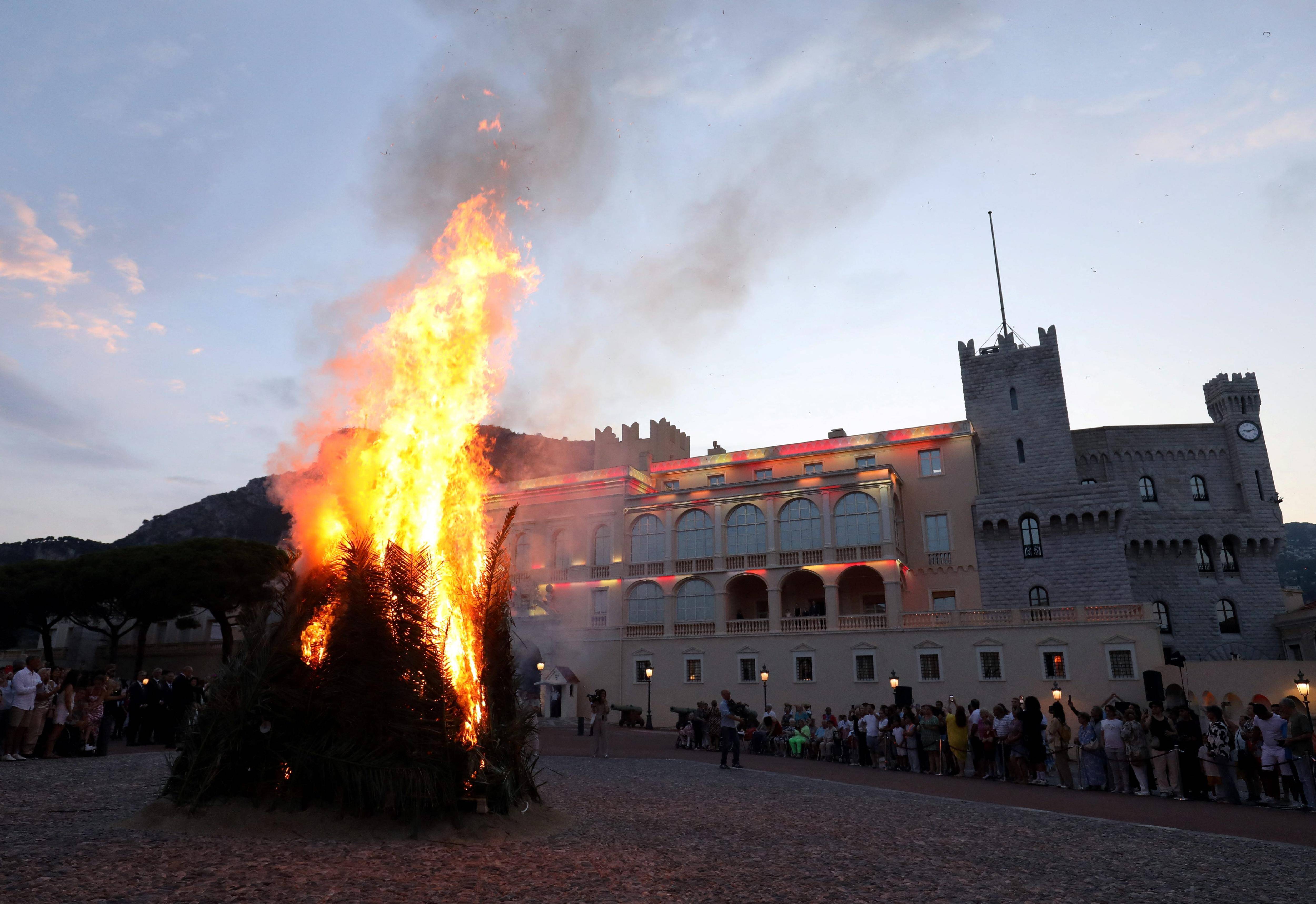 La Famille princière lance les festivités de la Saint-Jean sur la place du Palais