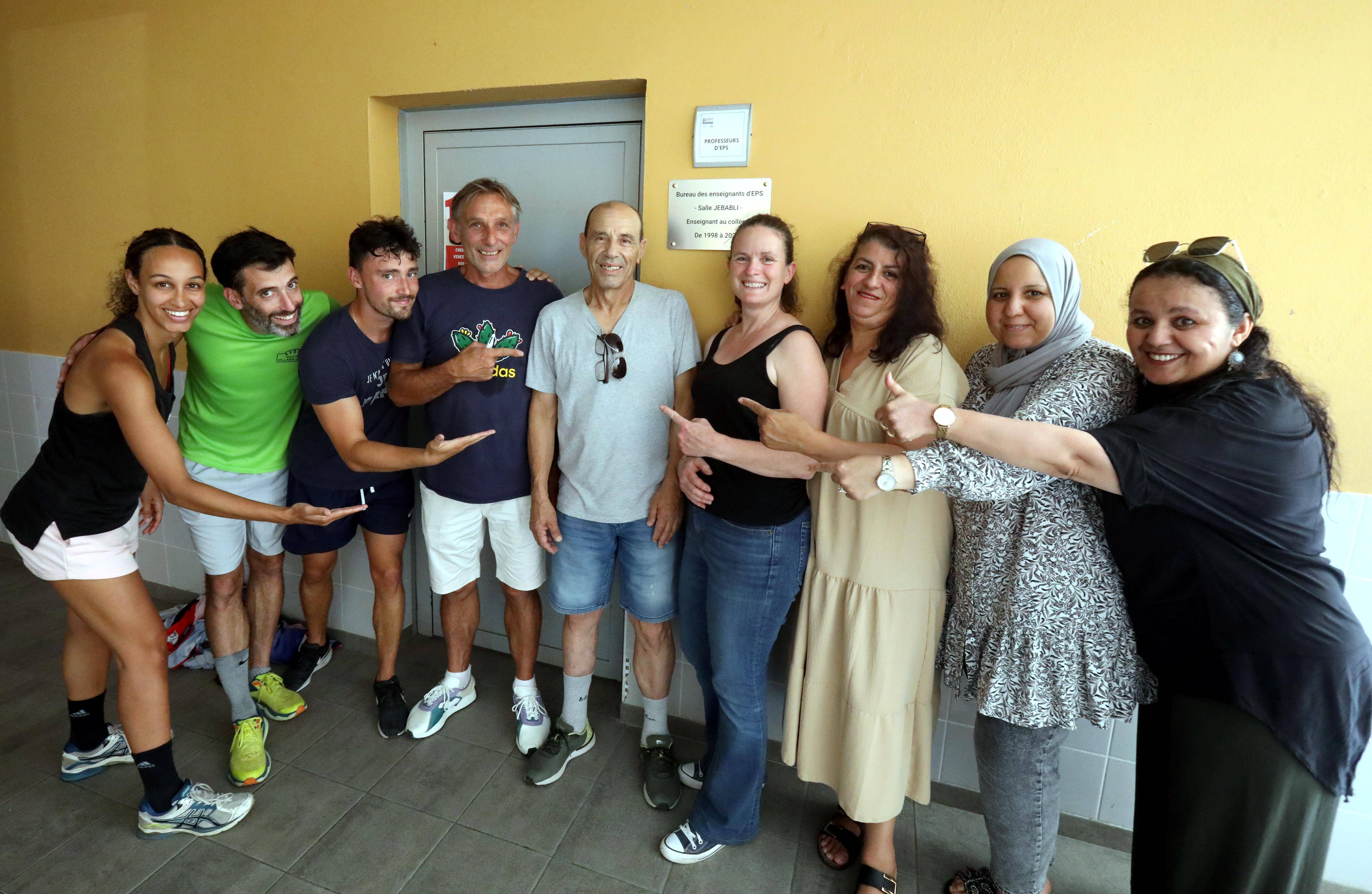 "Un formateur de citoyens, un repère": parents d'élèves et enseignants célèbrent le départ en retraite de Jamel Jebabli, prof de sports dans ce collège de Nice