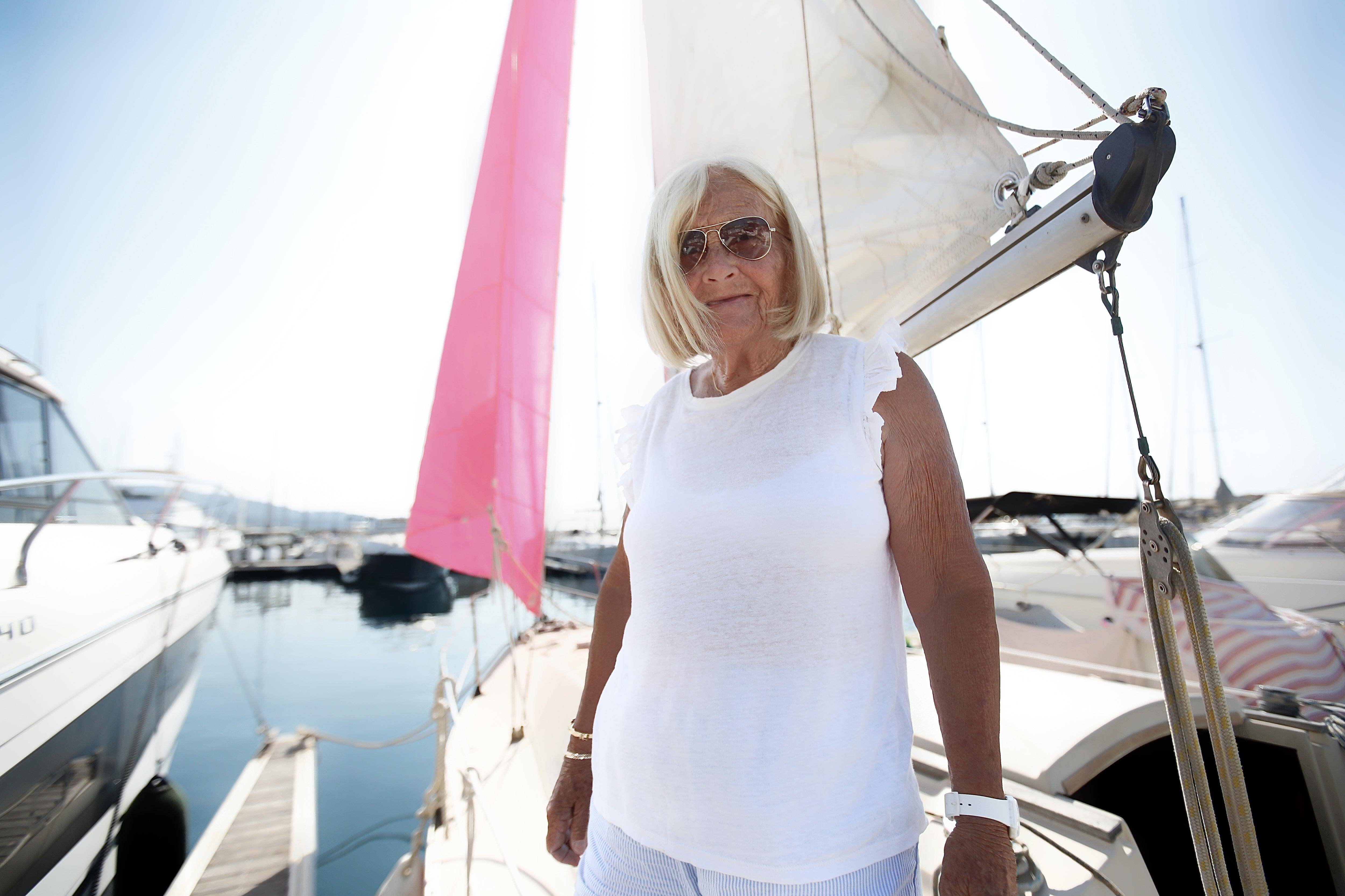J’allais à Port-Cros tous les jours, avec un vent jusqu’à force 11: au Lavandou, à 79 ans, elle vit et vogue avec son 9 mètres