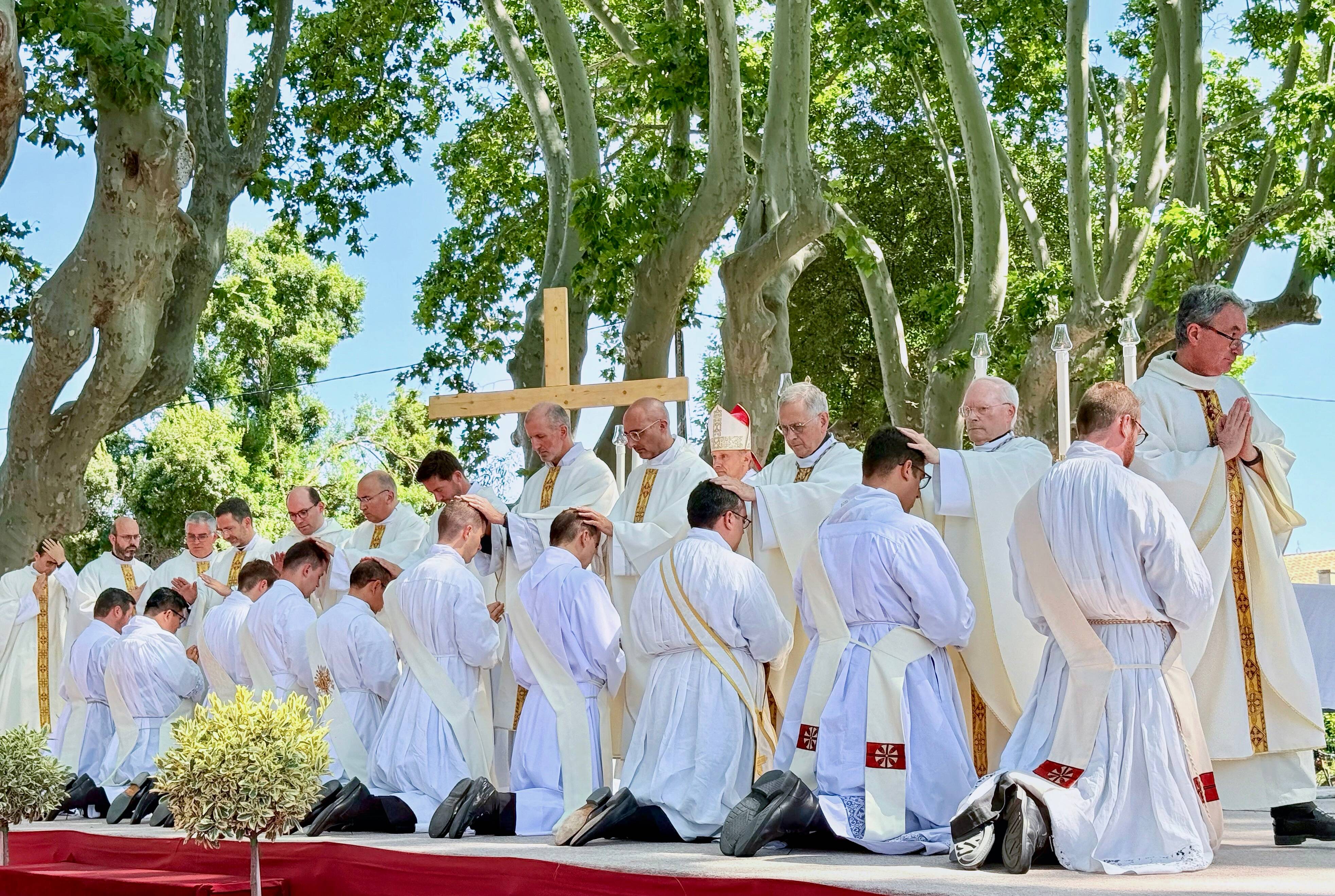 "Ils seront mes collaborateurs pendant les quinze années qui viennent": Mgr Touvet a ordonné dix prêtres ce samedi au domaine de la Castille