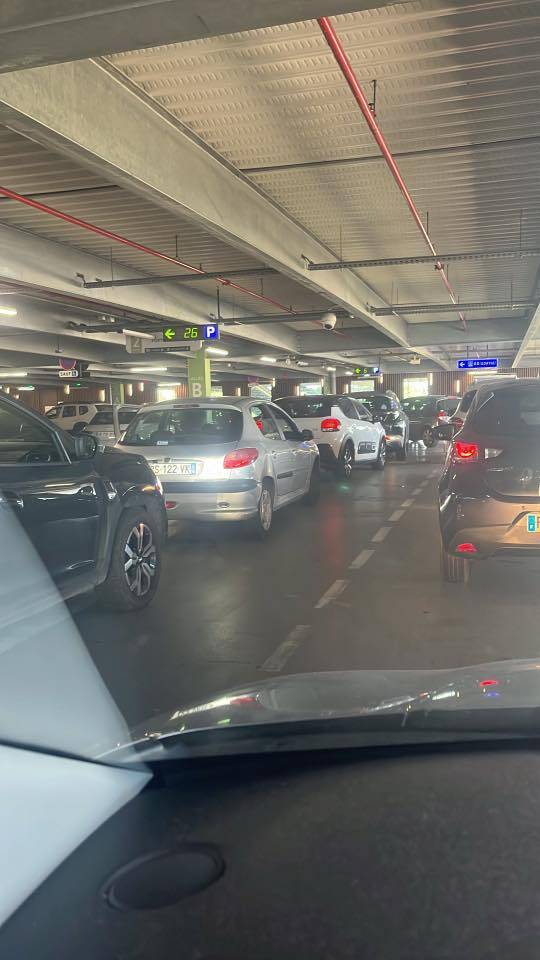 "Un vrai piège à rats, honteux": des bouchons monstres de 4h ce dimanche soir à Cap 3.000 provoquent la colère des clients