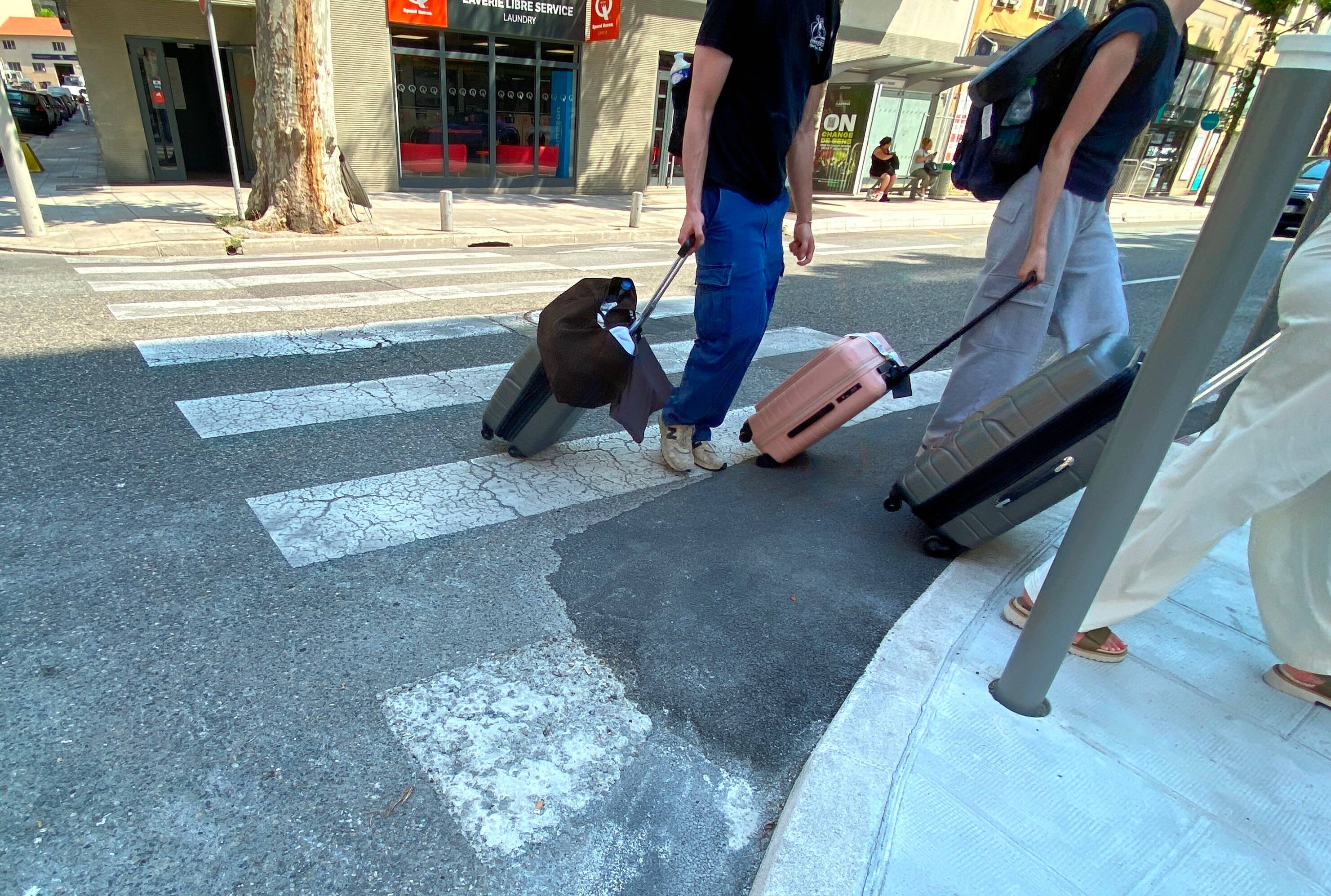 Elles viennent d'être refaites: les bordures de trottoir d'un grand boulevard de Nice sont-elles aux normes?