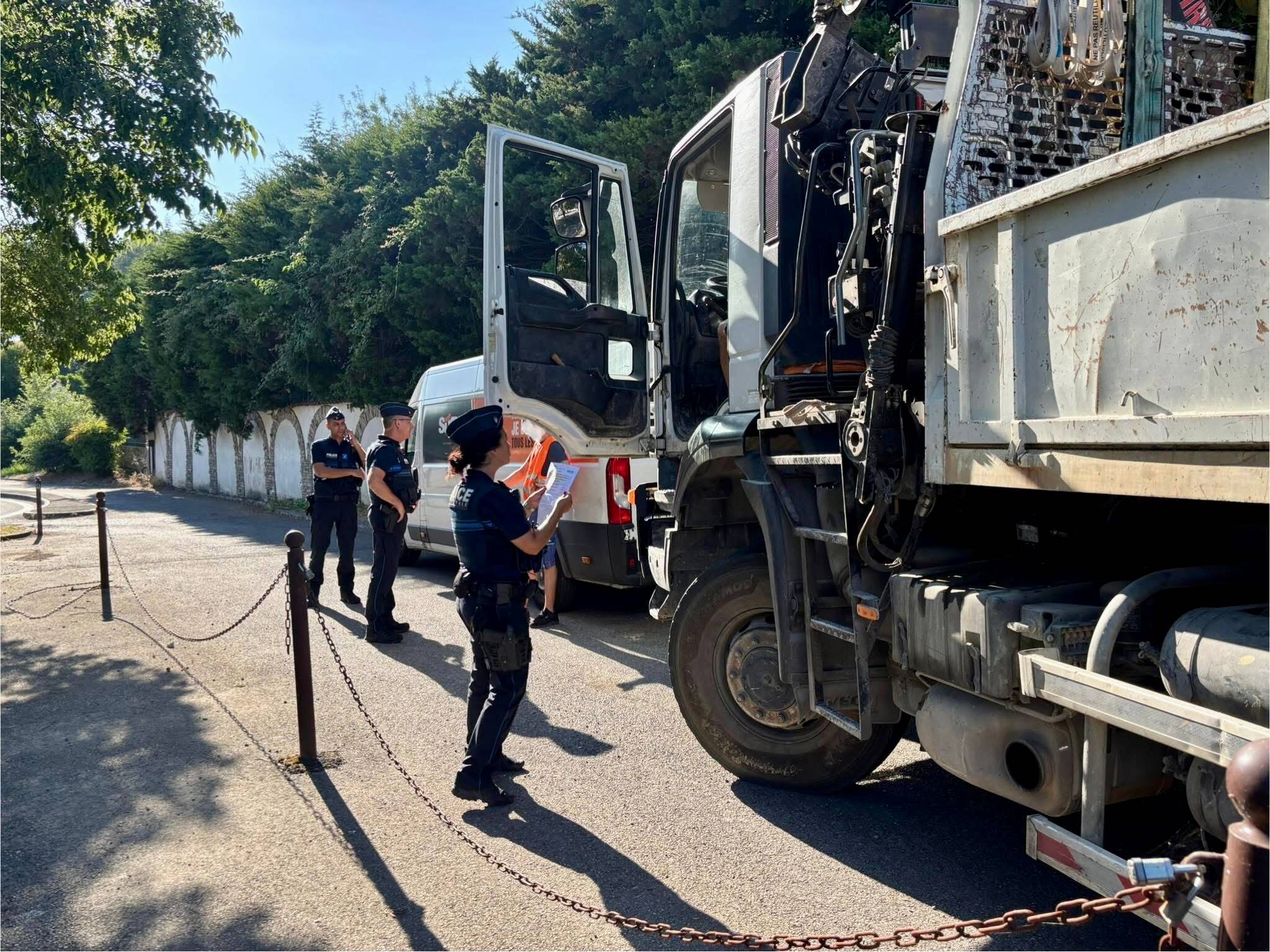 "C'est aux transporteurs routiers de s'adapter pour respecter notre qualité de vie": cette commune du bassin cannois déclare ouverte la chasse aux gros camions