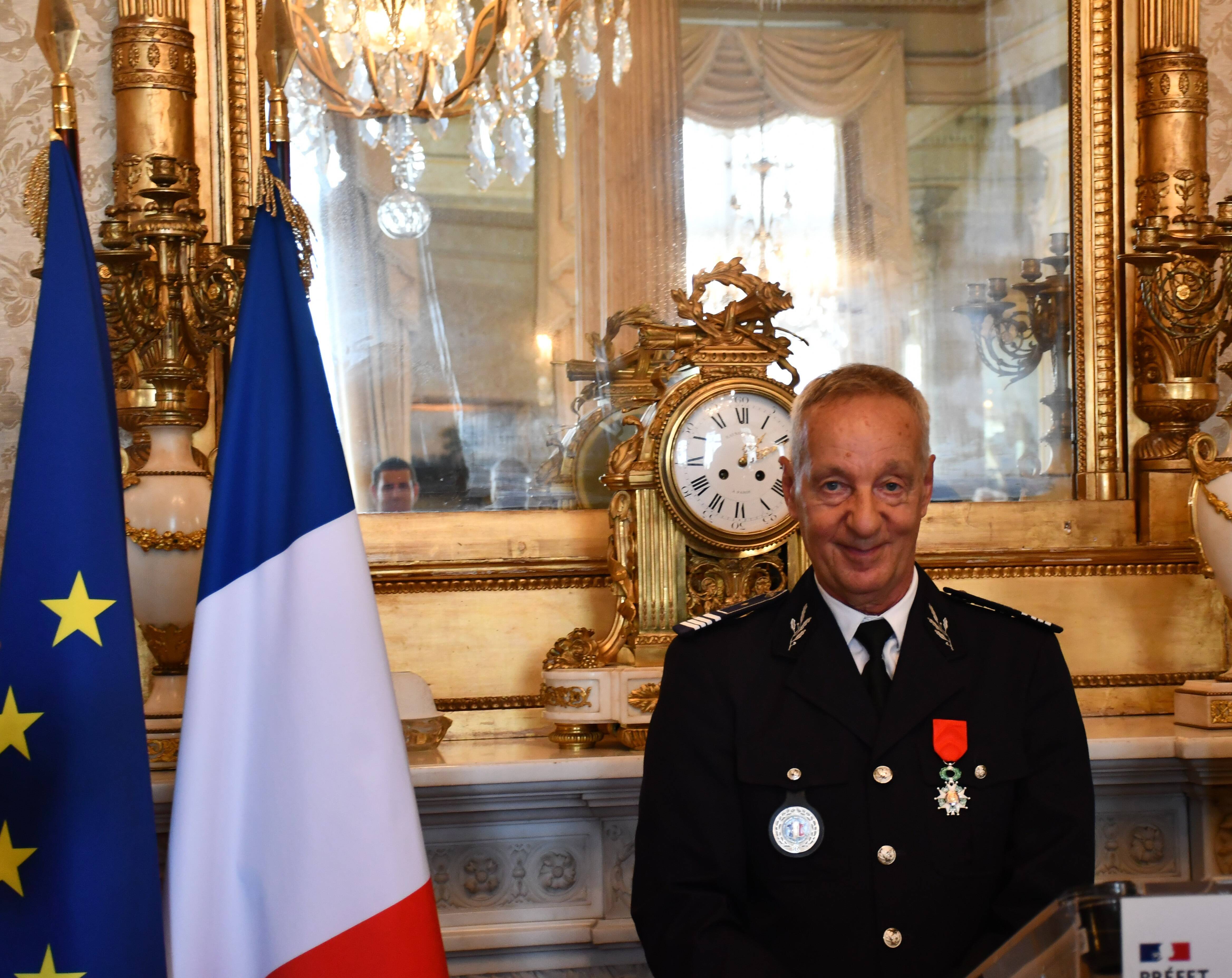 "Parfois, il faut savoir écouter son destin": le patron de police secours à Nice fait chevalier de la Légion d'honneur après 42 ans de service