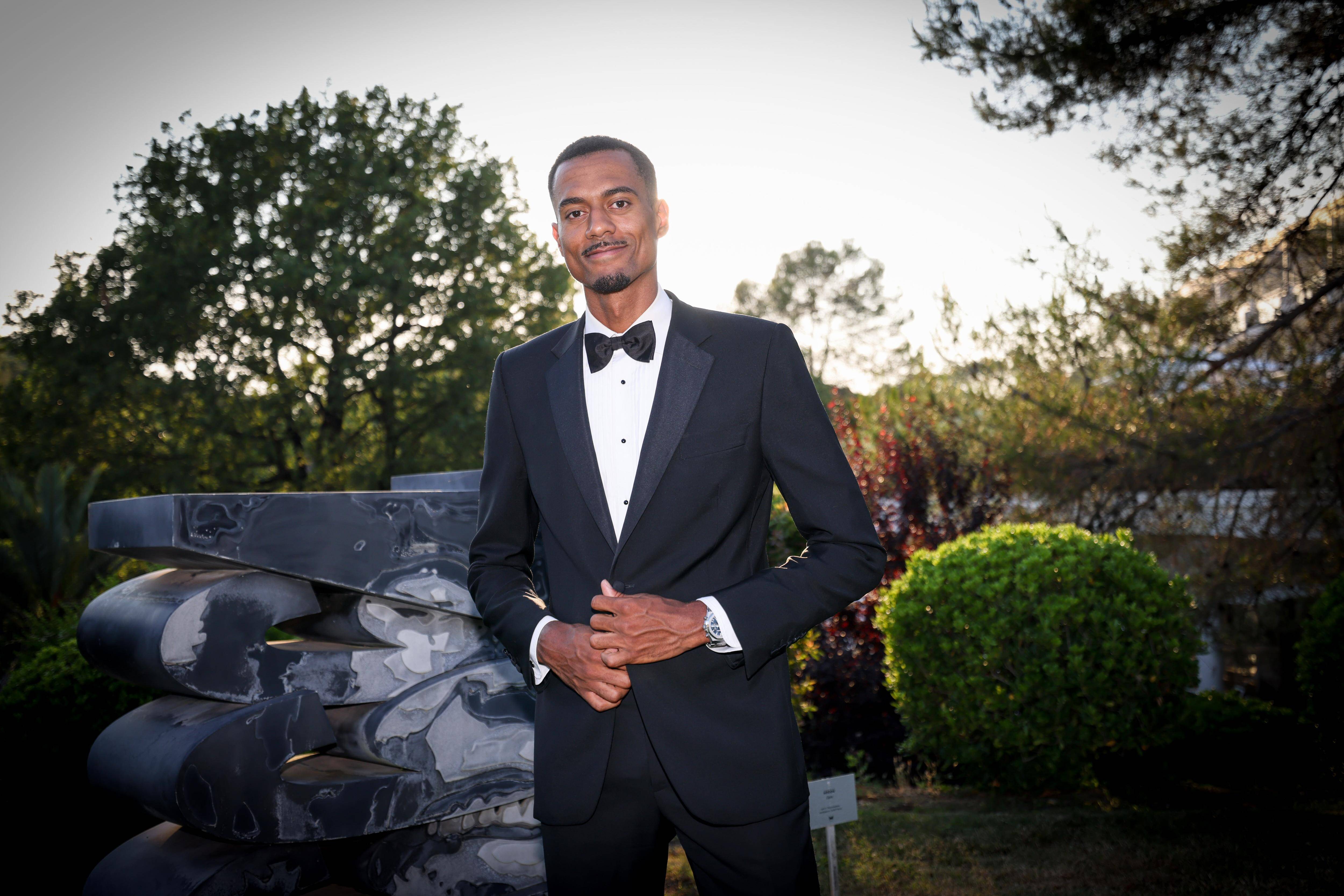 "Le basket ne me manque pas du tout": du parquet aux paillettes, cet ancien joueur des Sharks d'Antibes s'éclate