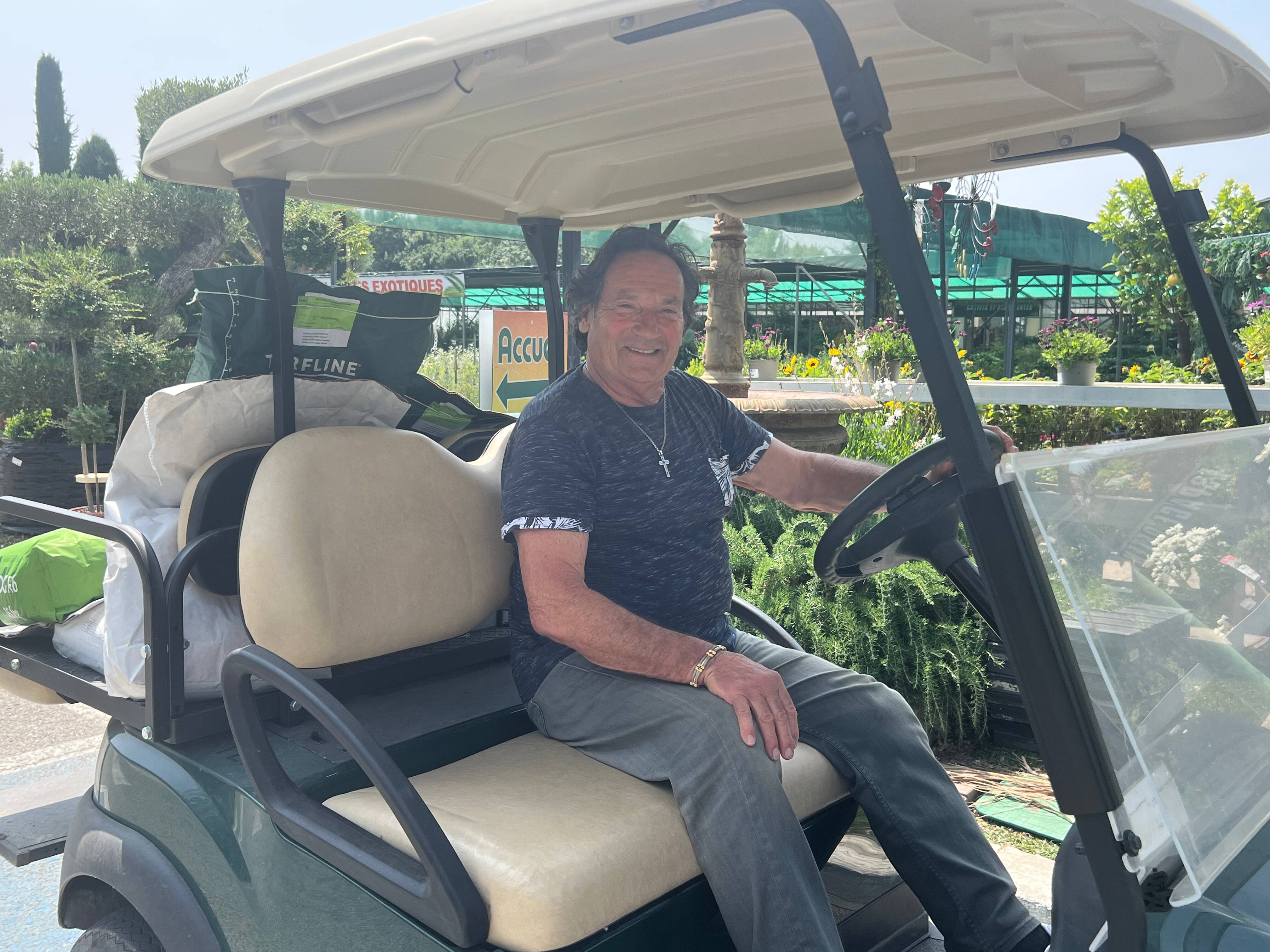 "Je diffuse de la musique et les plantes adorent!": ce pépiniériste bien connu de la Côte d'Azur raconte son métier-passion qu'il continue à presque 80 ans