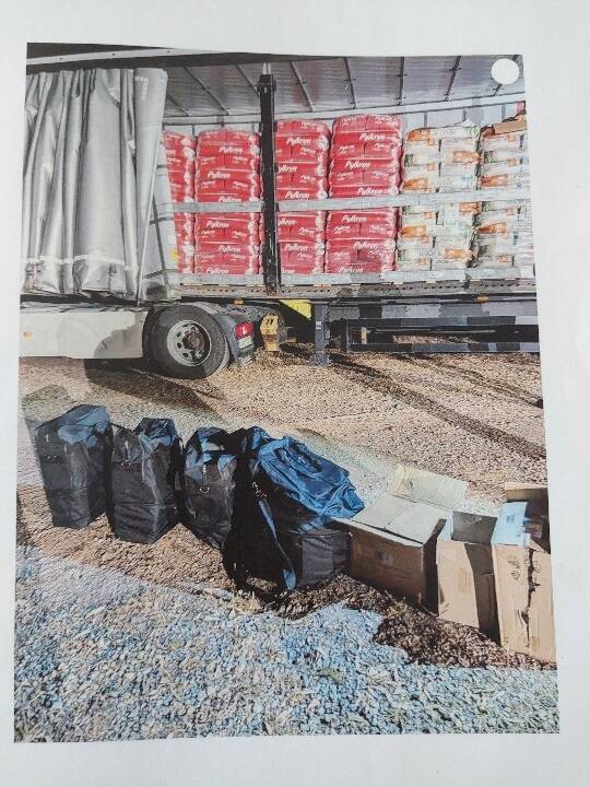 Dissimulés dans la remorque du poids lourd d'un chauffeur, 127 kg de cocaïne saisis au péage du Capitou à Fréjus